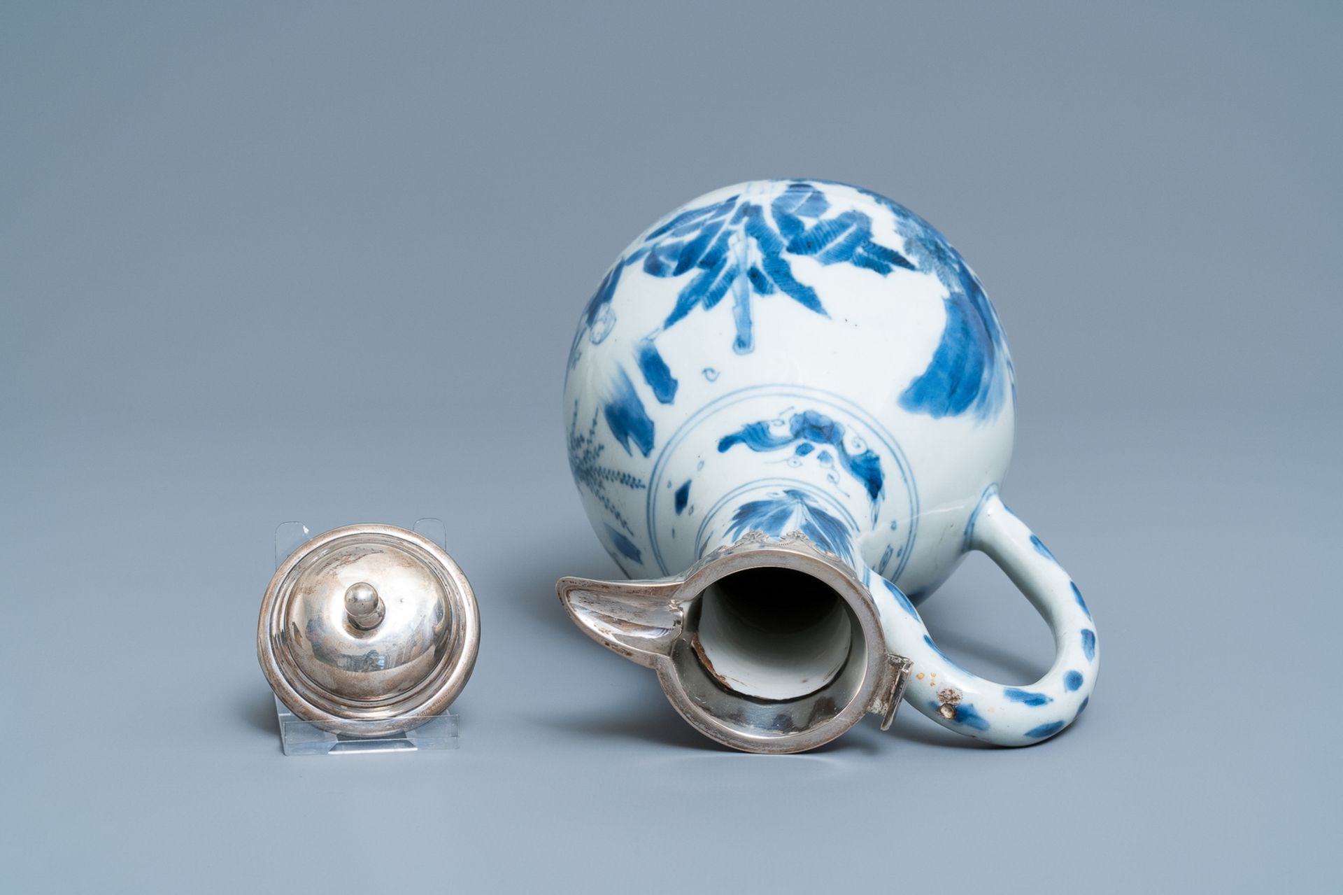 A Chinese blue and white silver-mounted ewer, Transitional period - Image 6 of 7