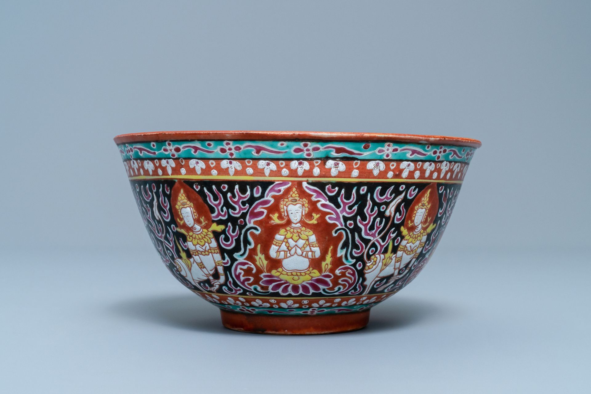 A Chinese Thai market Bencharong bowl, 19th C. - Image 3 of 7