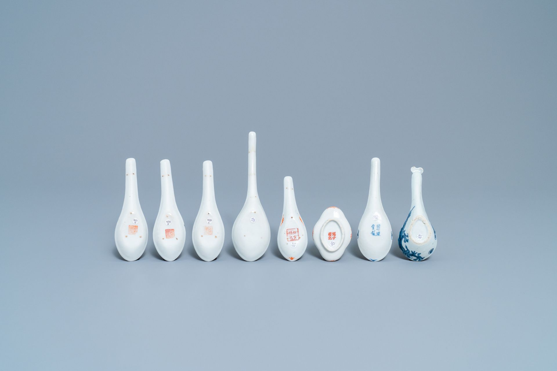Seven Chinese famille rose and blue and white 'dragon' spoons and a saucer, 19/20th C. - Image 3 of 5