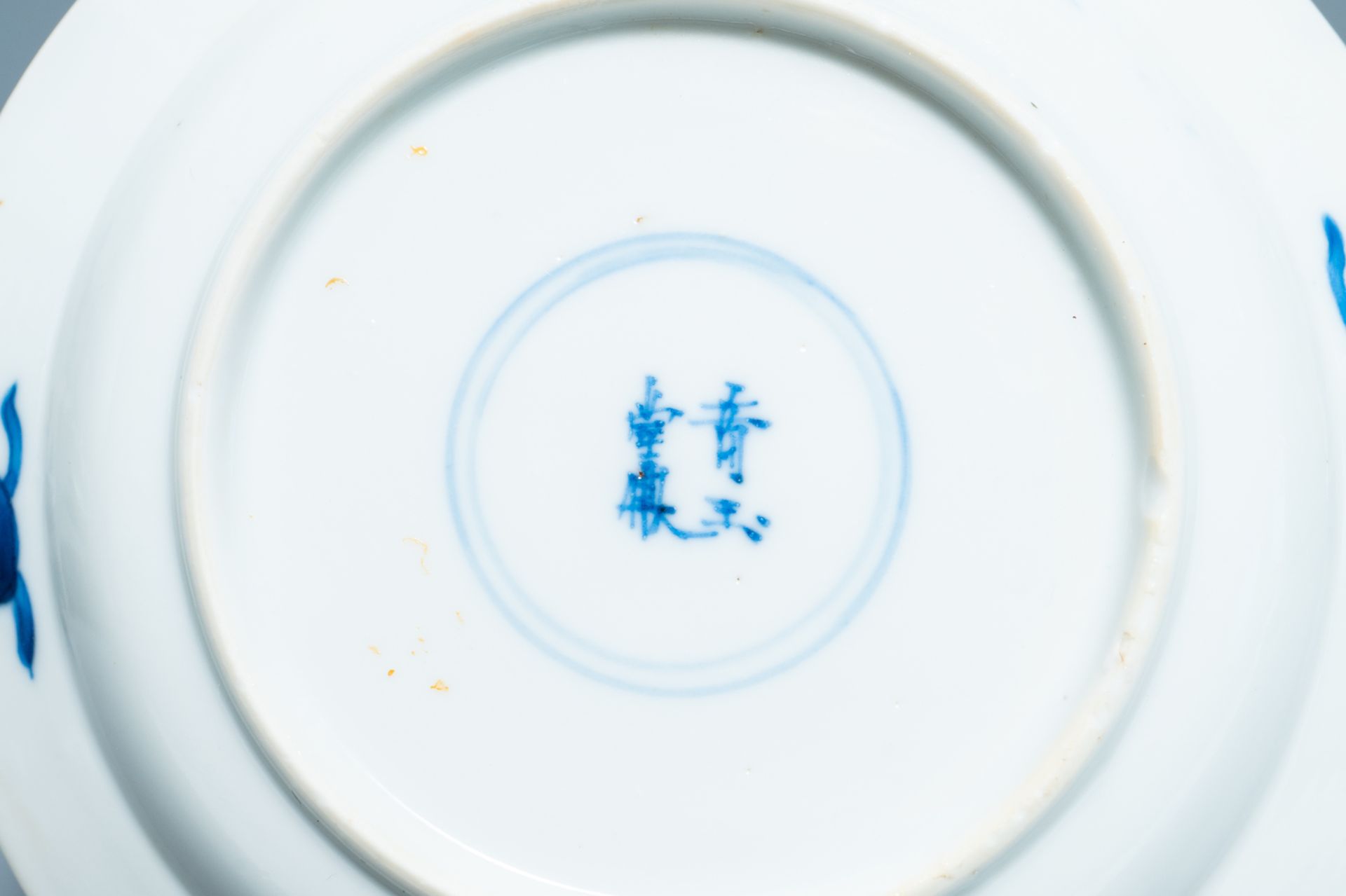 Six small Chinese blue and white 'Long Eliza and boys' plates, Kangxi - Bild 7 aus 9