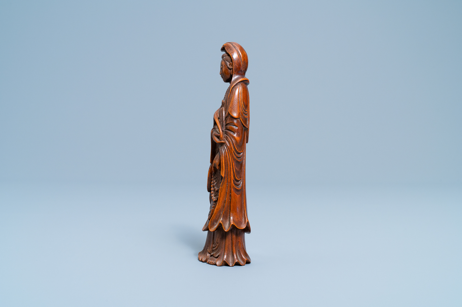 A Chinese carved wooden figure of Guanyin, 18/19th C. - Image 2 of 6