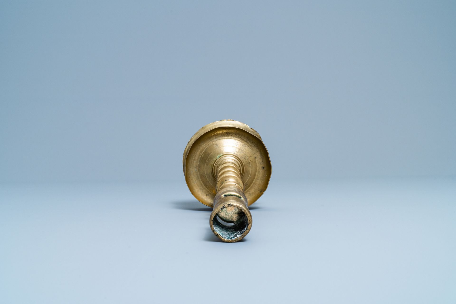 A Flemish or Dutch knotted bronze candlestick, 15th C. - Bild 5 aus 6