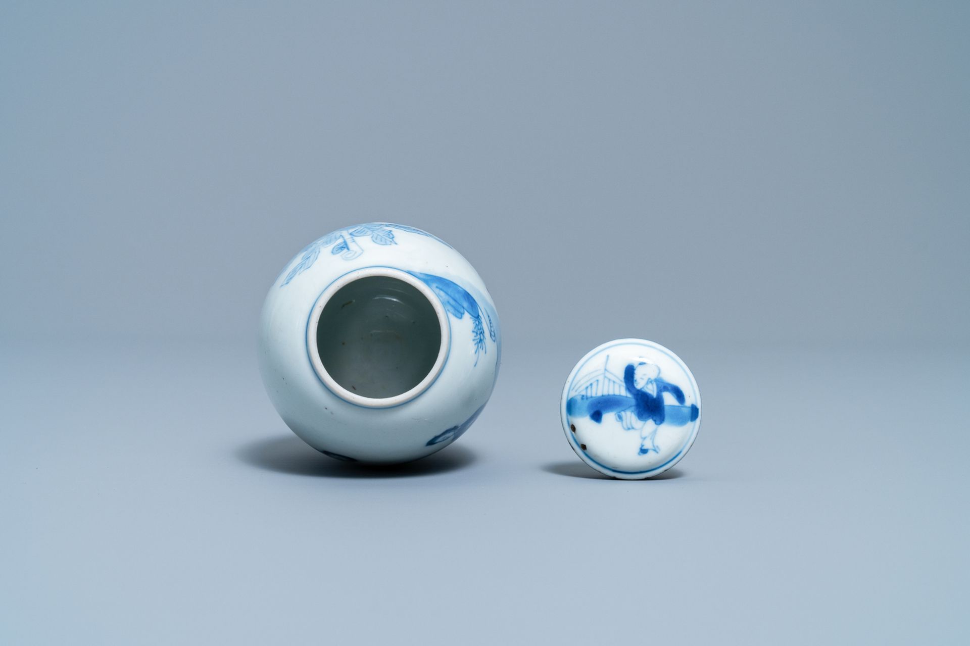 A Chinese blue and white covered tea caddy, Kangxi - Image 5 of 6