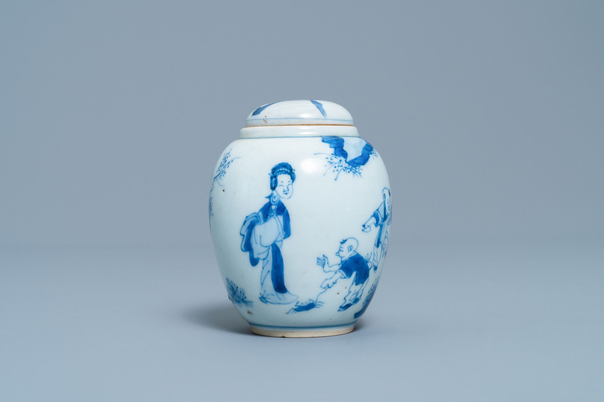 A Chinese blue and white covered tea caddy with playing boys, Kangxi - Image 4 of 6