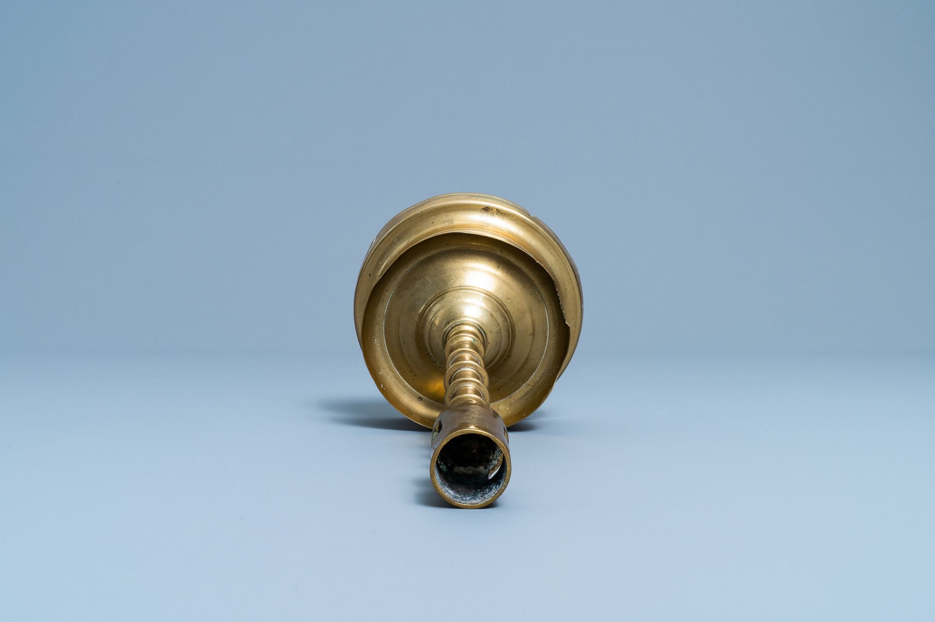 A Flemish or Dutch knotted bronze candlestick, 15th C. - Bild 5 aus 6