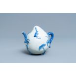 A Chinese blue and white peach-shaped cadogan teapot, 18/19th C.