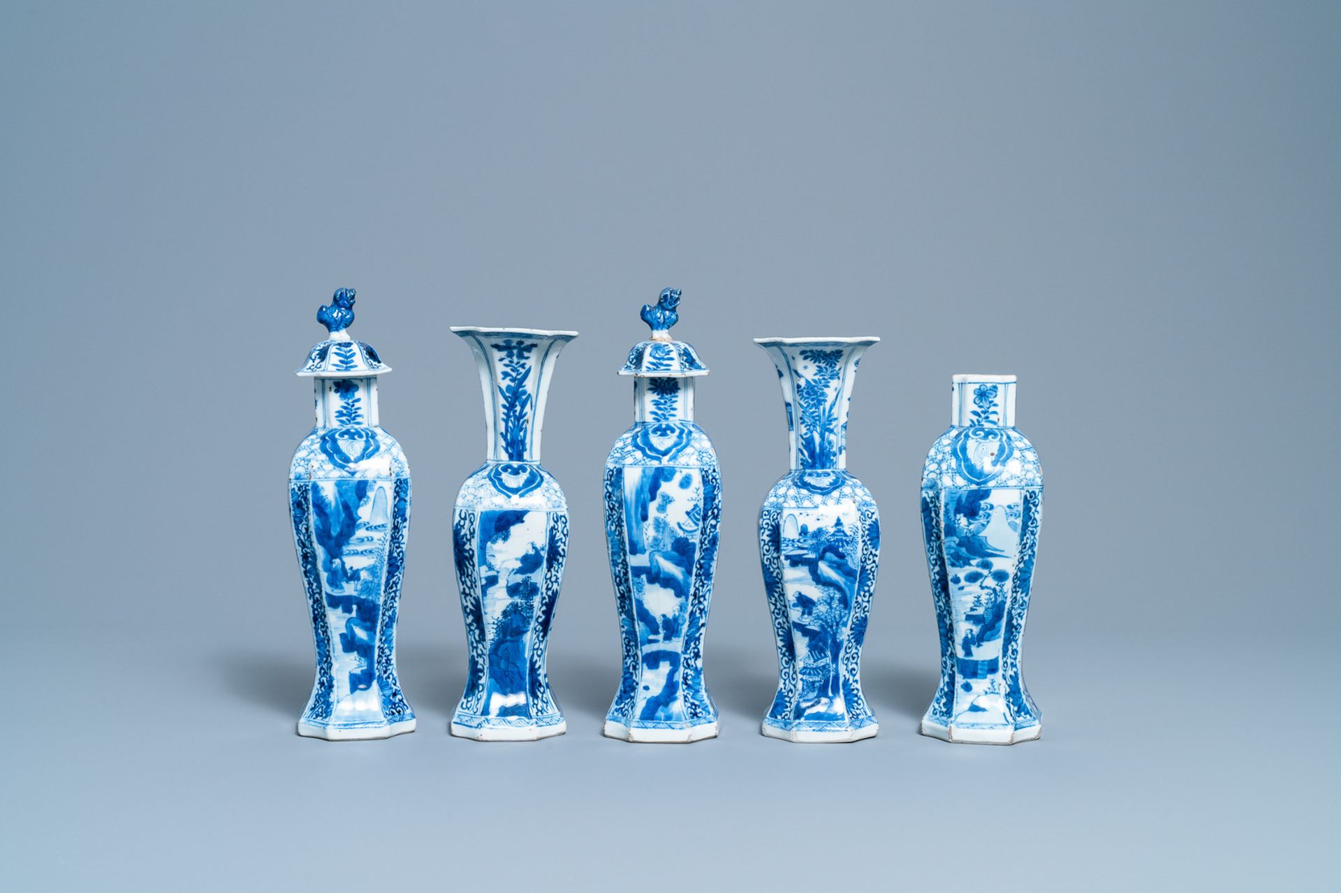 A Chinese blue and white five-piece garniture with boys and ladies, Kangxi - Bild 4 aus 6