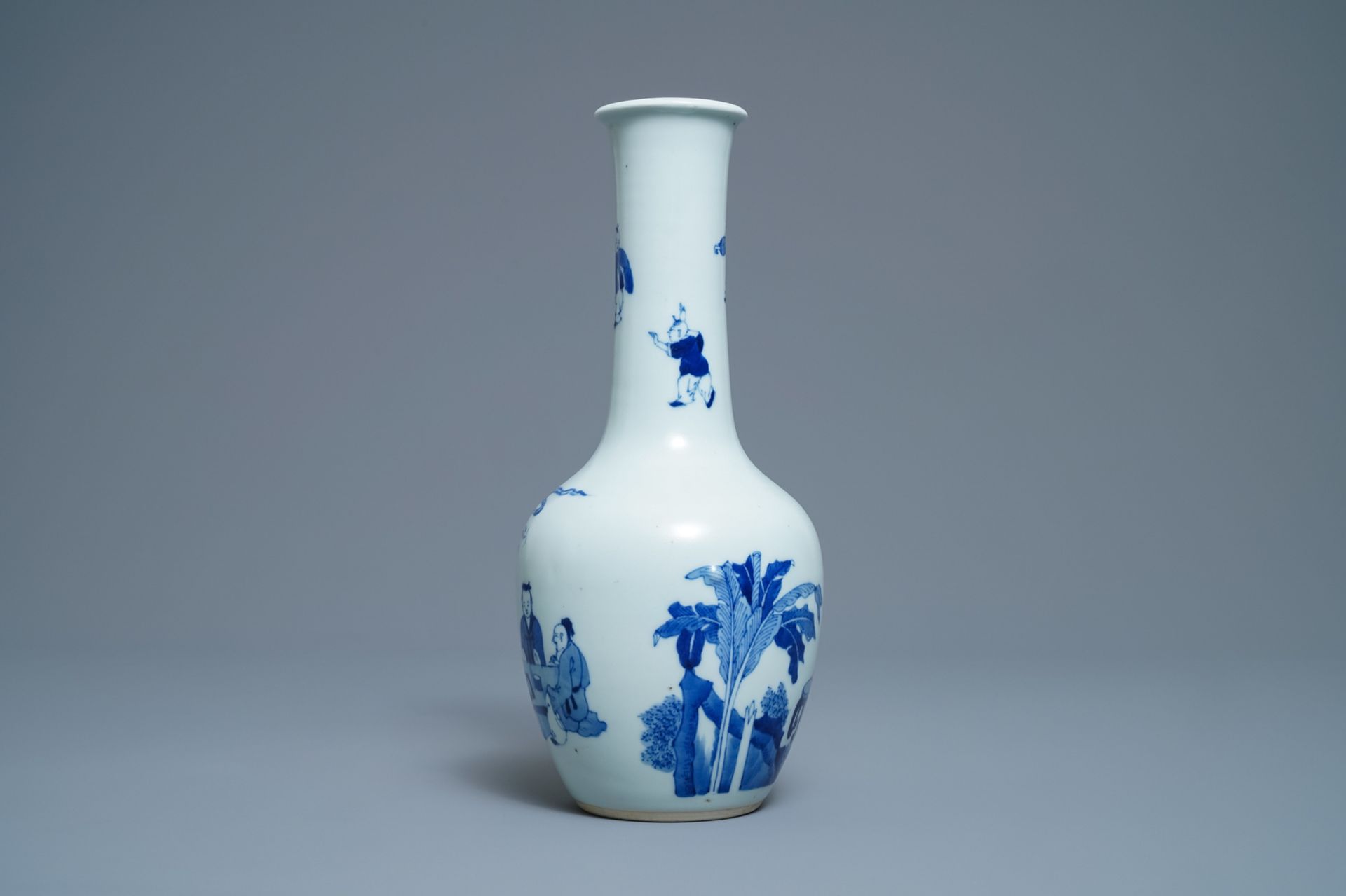 A Chinese blue and white bottle vase with go-players, 19/20th C. - Image 4 of 12