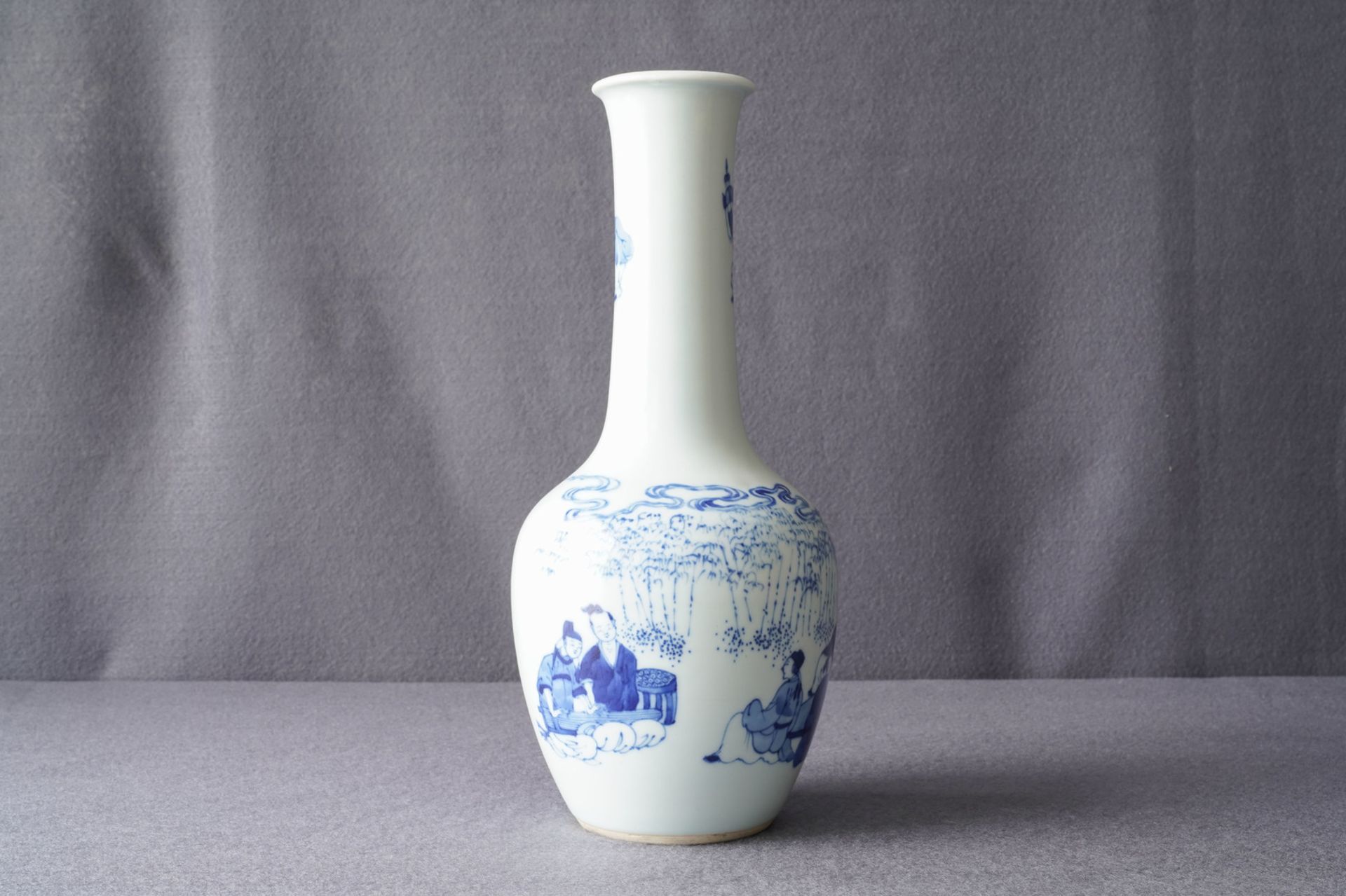 A Chinese blue and white bottle vase with go-players, 19/20th C. - Image 8 of 12