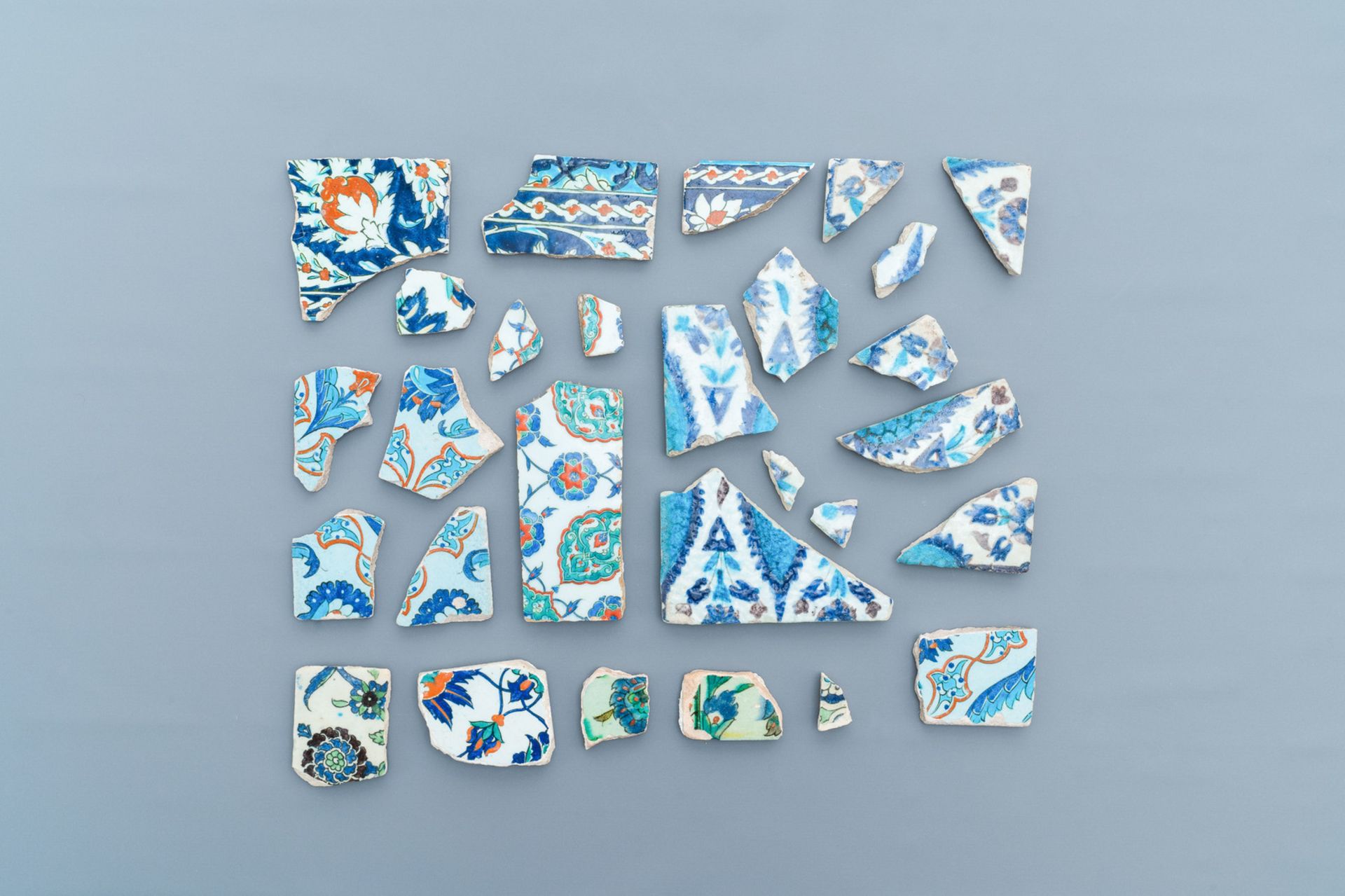 A collection of Iznik tile fragments, Turkey, 16/17th C. - Bild 2 aus 2