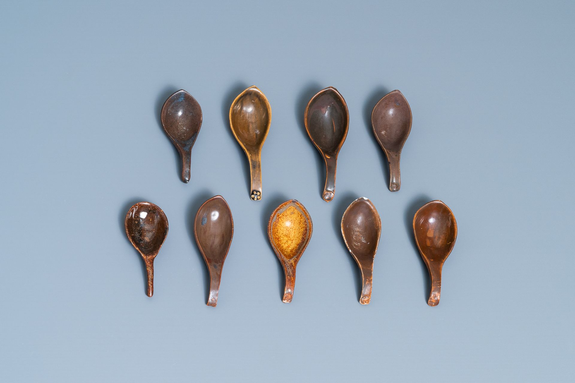 22 Chinese brown- and white-glazed spoons, 17/18th C. - Image 4 of 9