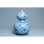 A large Chinese blue and white double gourd vase with floral scrolls, 19/20th C.