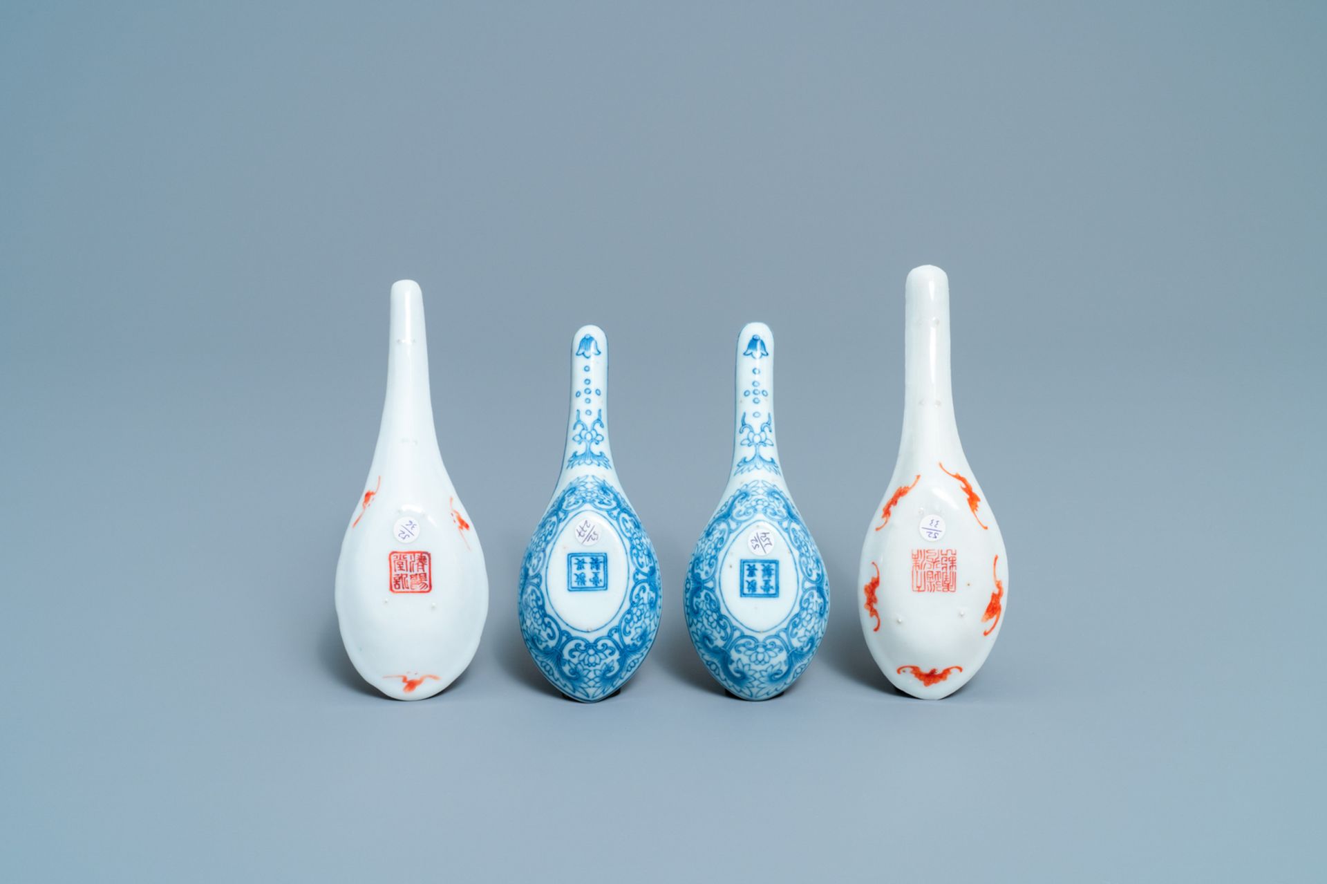 Four Chinese blue and white and famille rose spoons, 19th C. - Image 2 of 4