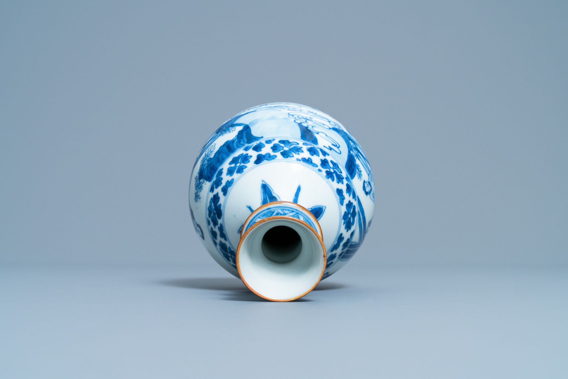 A Chinese blue and white huqqa base with a narrative design, Kangxi - Bild 5 aus 6