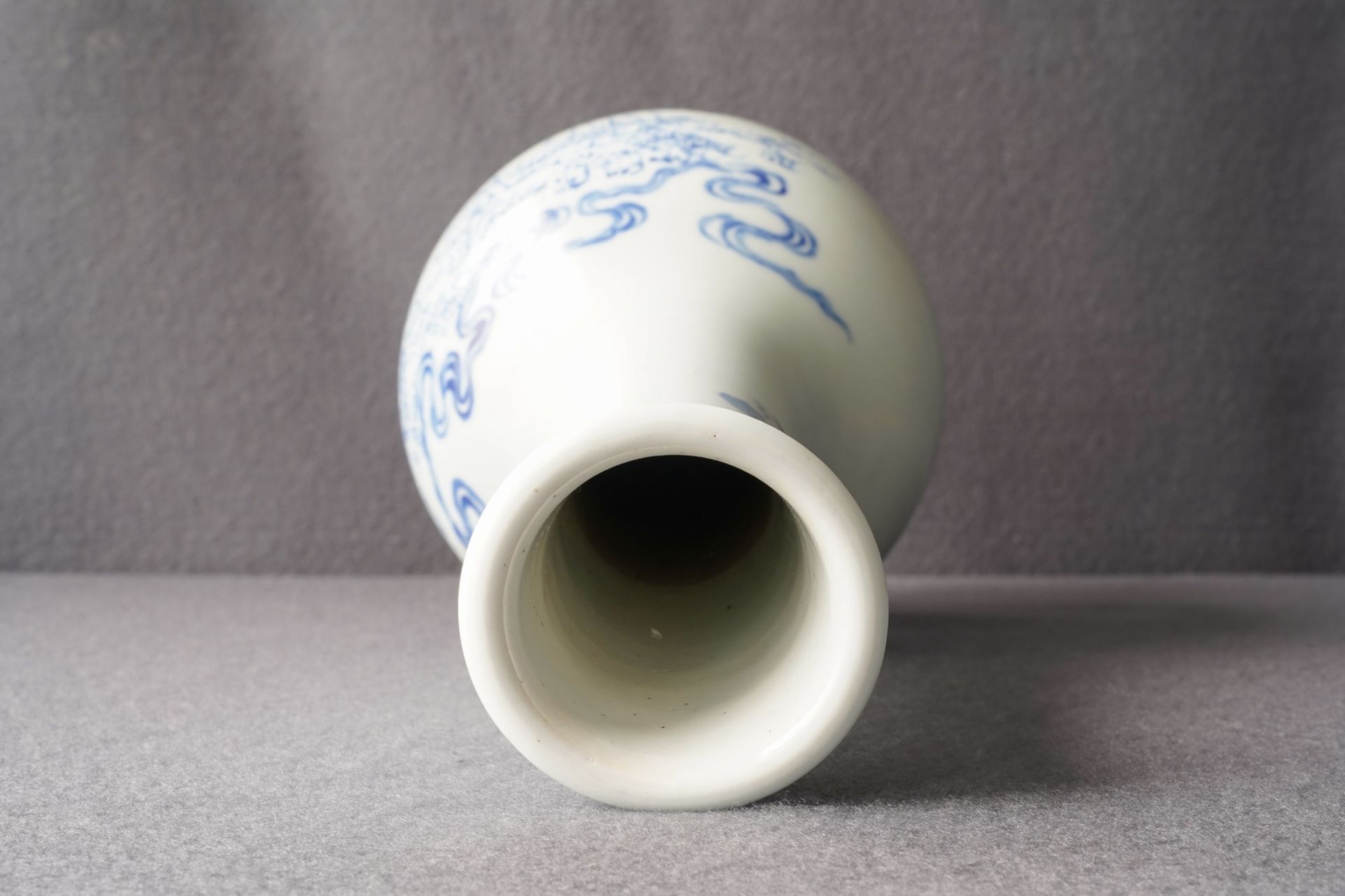 A Chinese blue and white bottle vase with go-players, 19/20th C. - Image 12 of 12