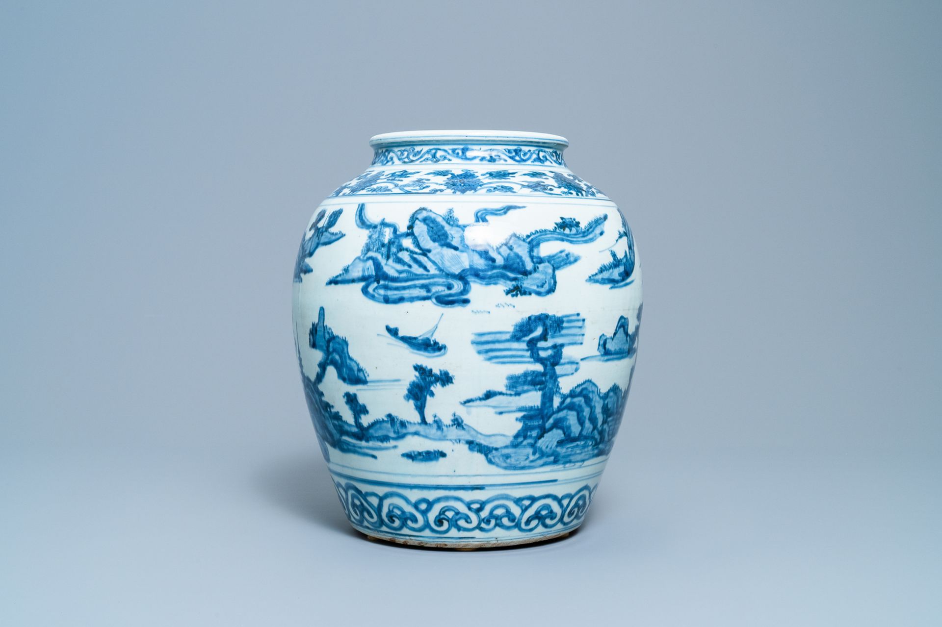 A Chinese blue and white vase with boats in a mountainous landscape, Ming - Bild 4 aus 6