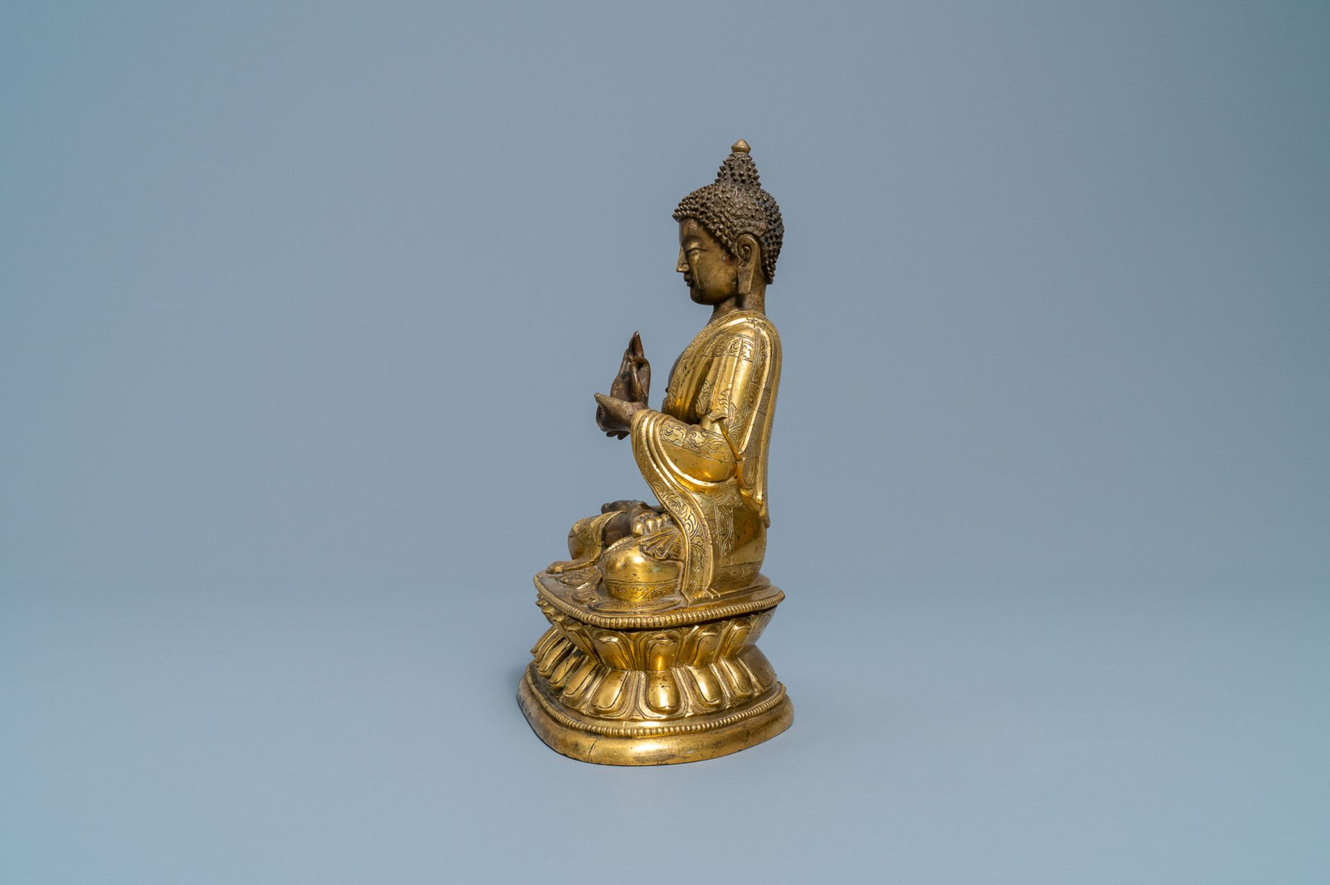 A Chinese gilt bronze figure of Buddha, 17th C. - Image 3 of 7