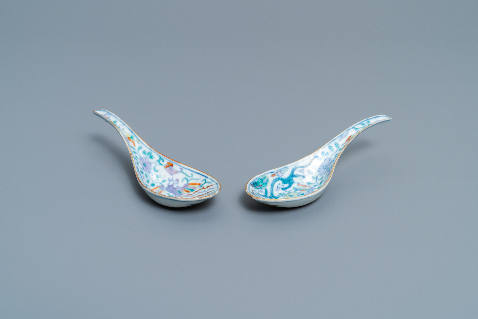 A pair of Chinese doucai 'dragon and phoenix' spoons, Chenghua mark, 19th C. - Image 6 of 6