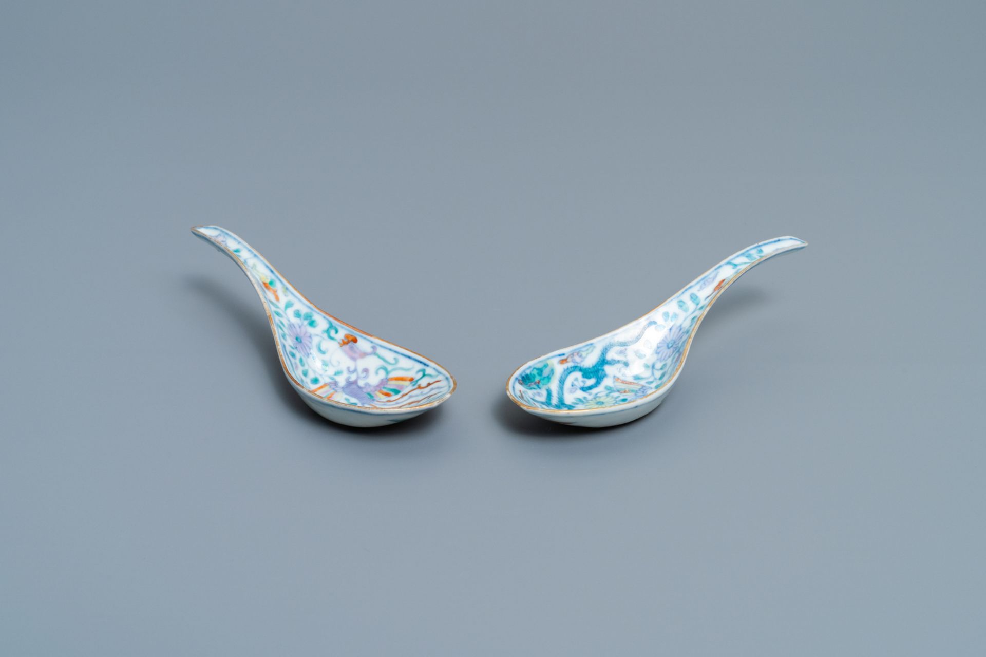 A pair of Chinese doucai 'dragon and phoenix' spoons, Chenghua mark, 19th C. - Image 6 of 6