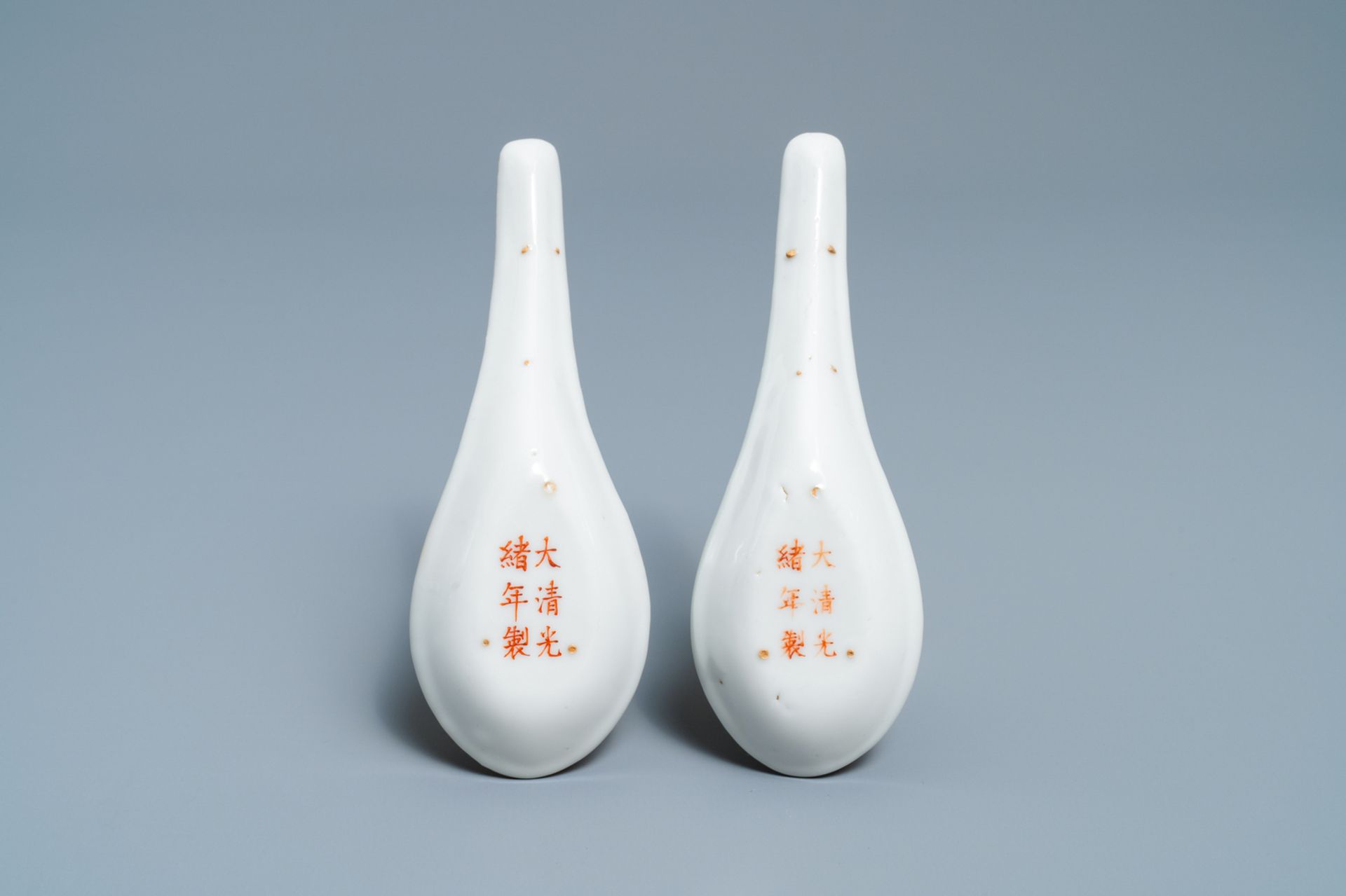 A pair of Chinese famille rose yellow-ground spoons, Guangxu mark and of the period - Bild 2 aus 6
