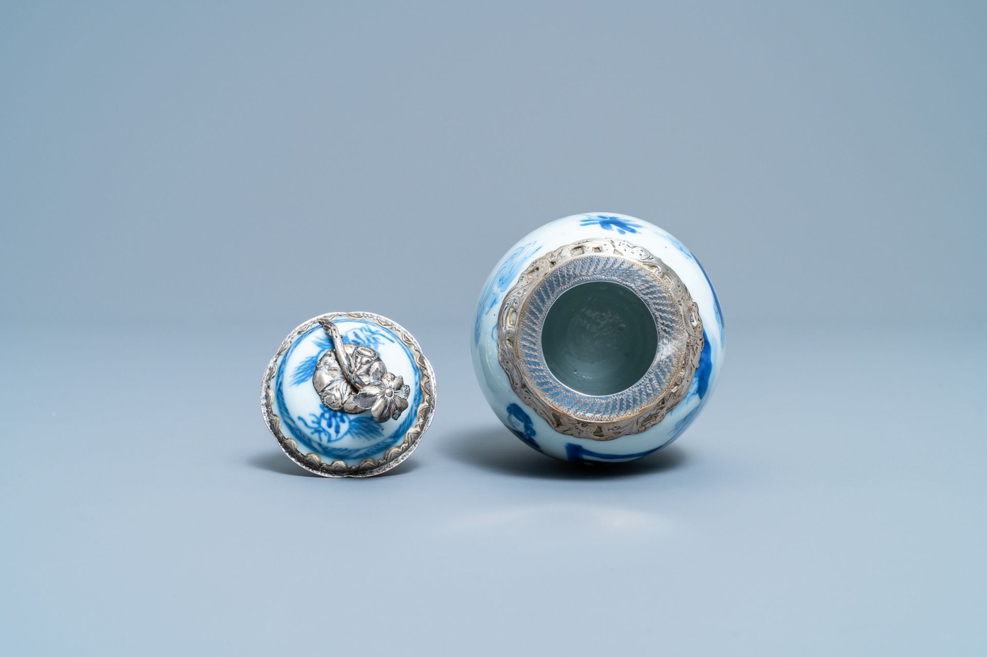 A Chinese blue and white tea caddy with Dutch silver mounts, Kangxi - Image 6 of 7