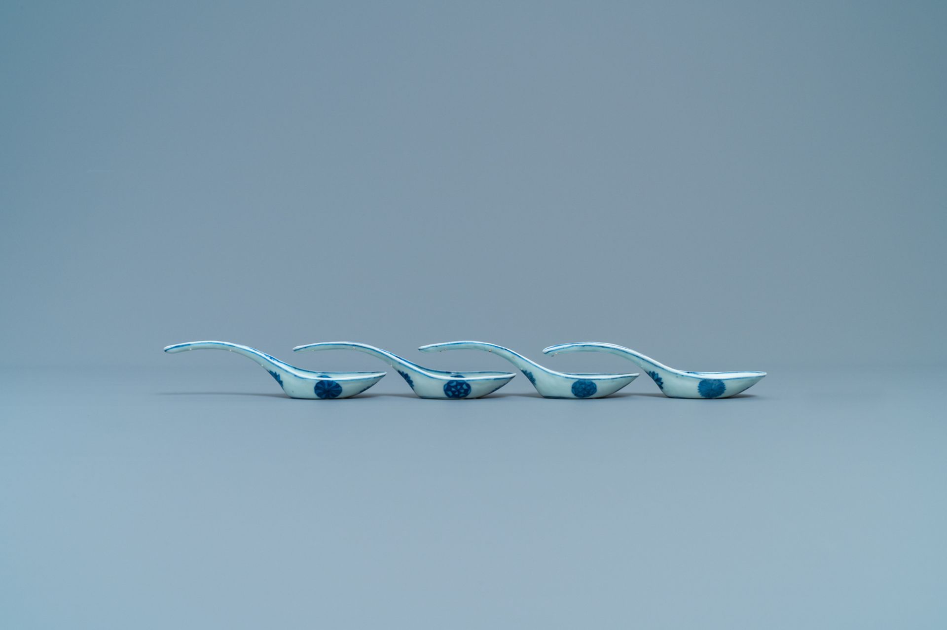 Four Chinese pierced blue and white spoons, 19/20th C. - Image 4 of 4