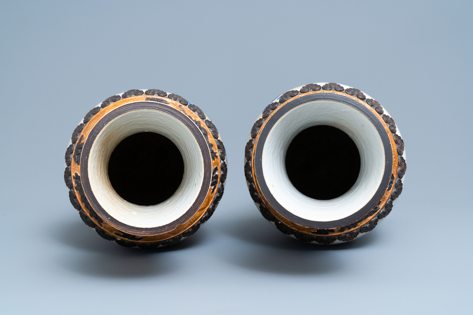 A pair of Chinese Nanking crackle-glazed vases with Li Tieguai, 19th C. - Image 5 of 6