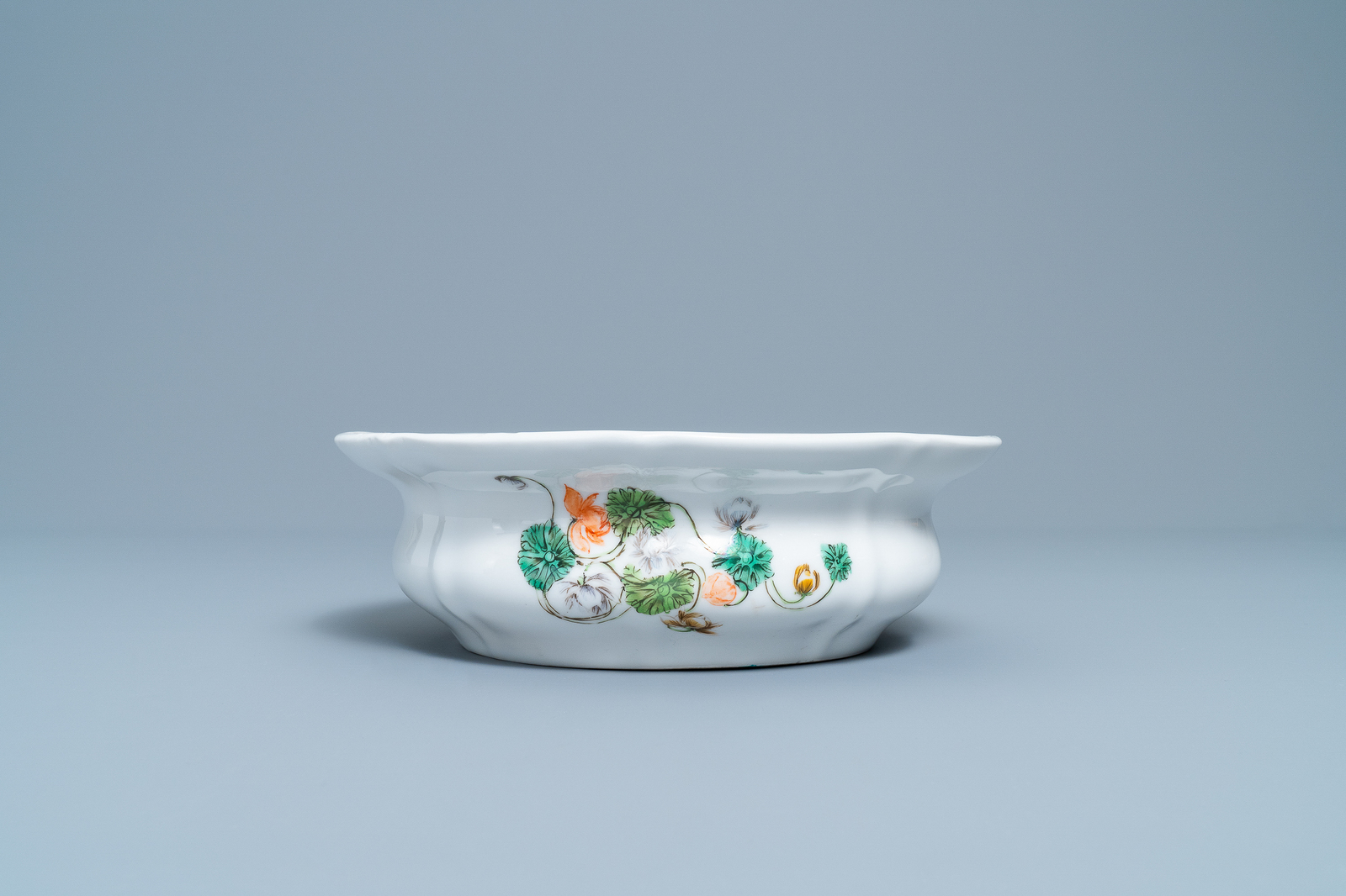A rare KPM porcelain basin with Cantonese famille verte painting, China and Germany, 19th C. - Image 5 of 7