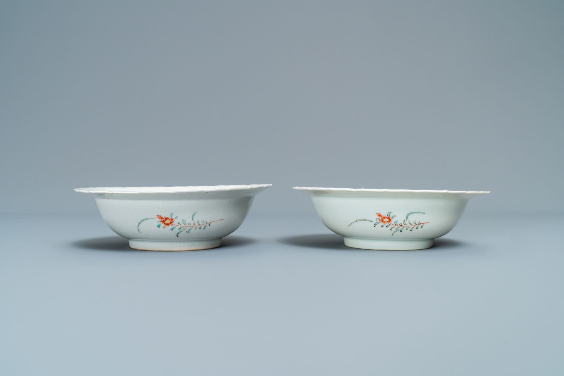 A pair of Japanese Arita Kakiemon-style bowls with boys, Edo, 18/19th C. - Image 3 of 4