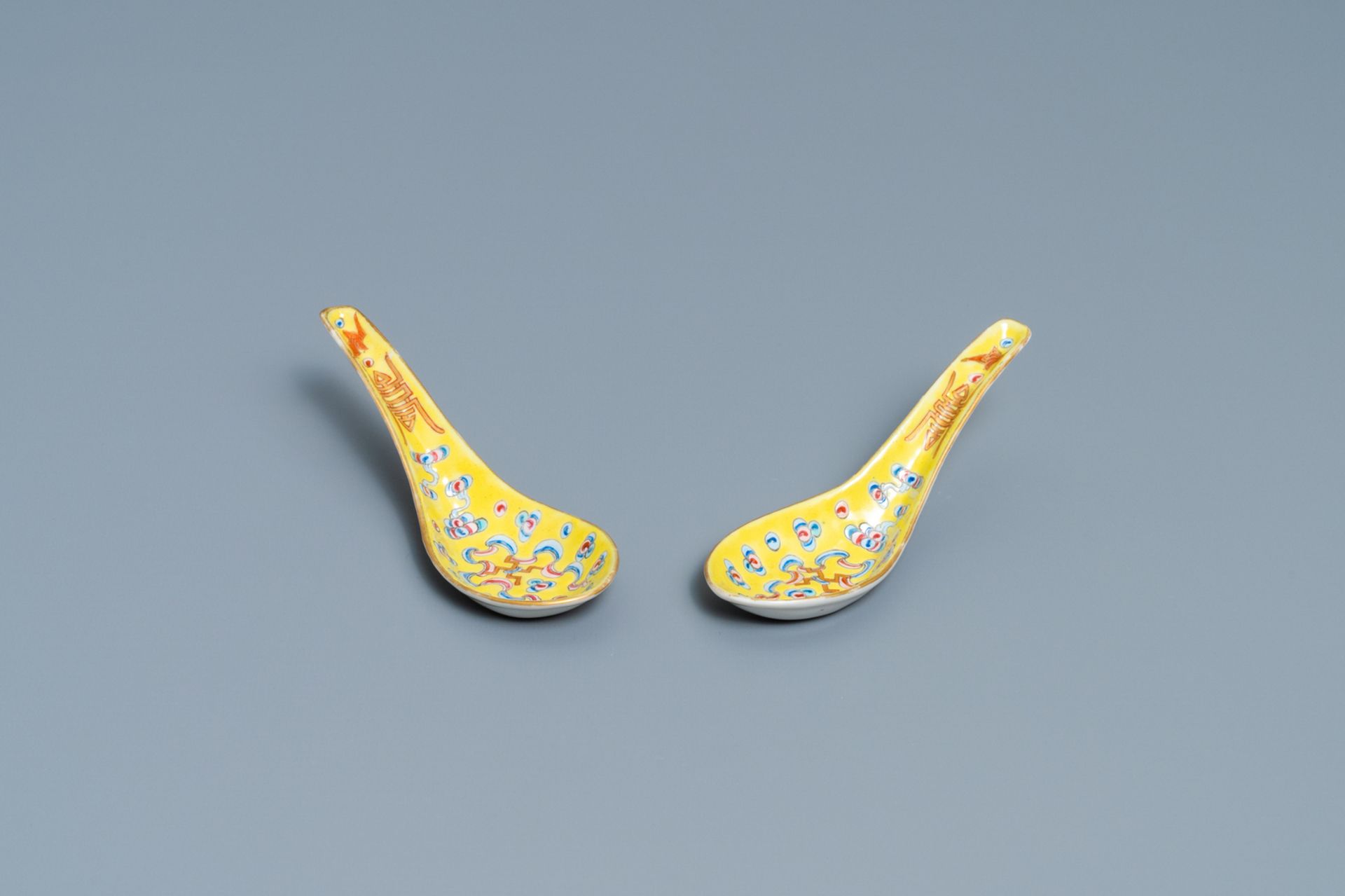 A pair of Chinese famille rose yellow-ground spoons, Guangxu mark and of the period - Bild 6 aus 6