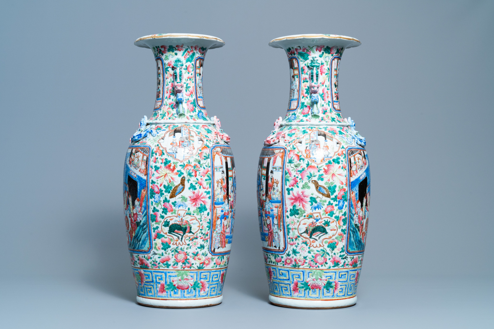 A pair of Chinese famille rose vases with a court scene and a battle scene, 19th C. - Image 2 of 6