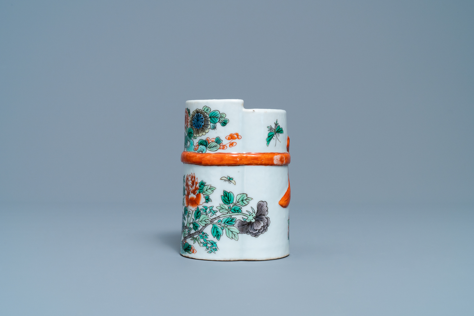 A Chinese famille verte brush pot, 19th C. - Image 6 of 8