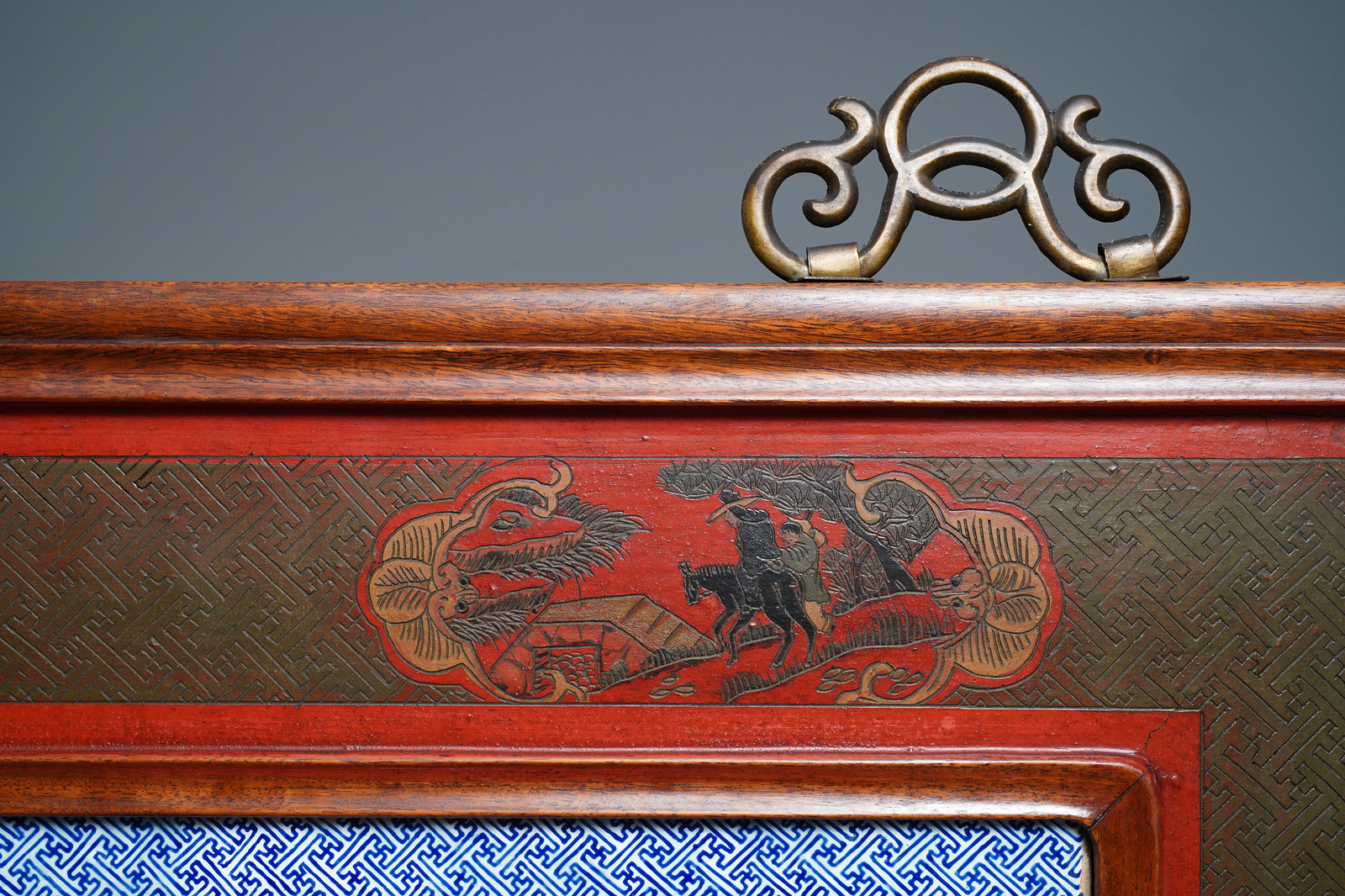 A large Chinese famille rose plaque in a lacquered wooden frame, 19th C. - Image 3 of 5