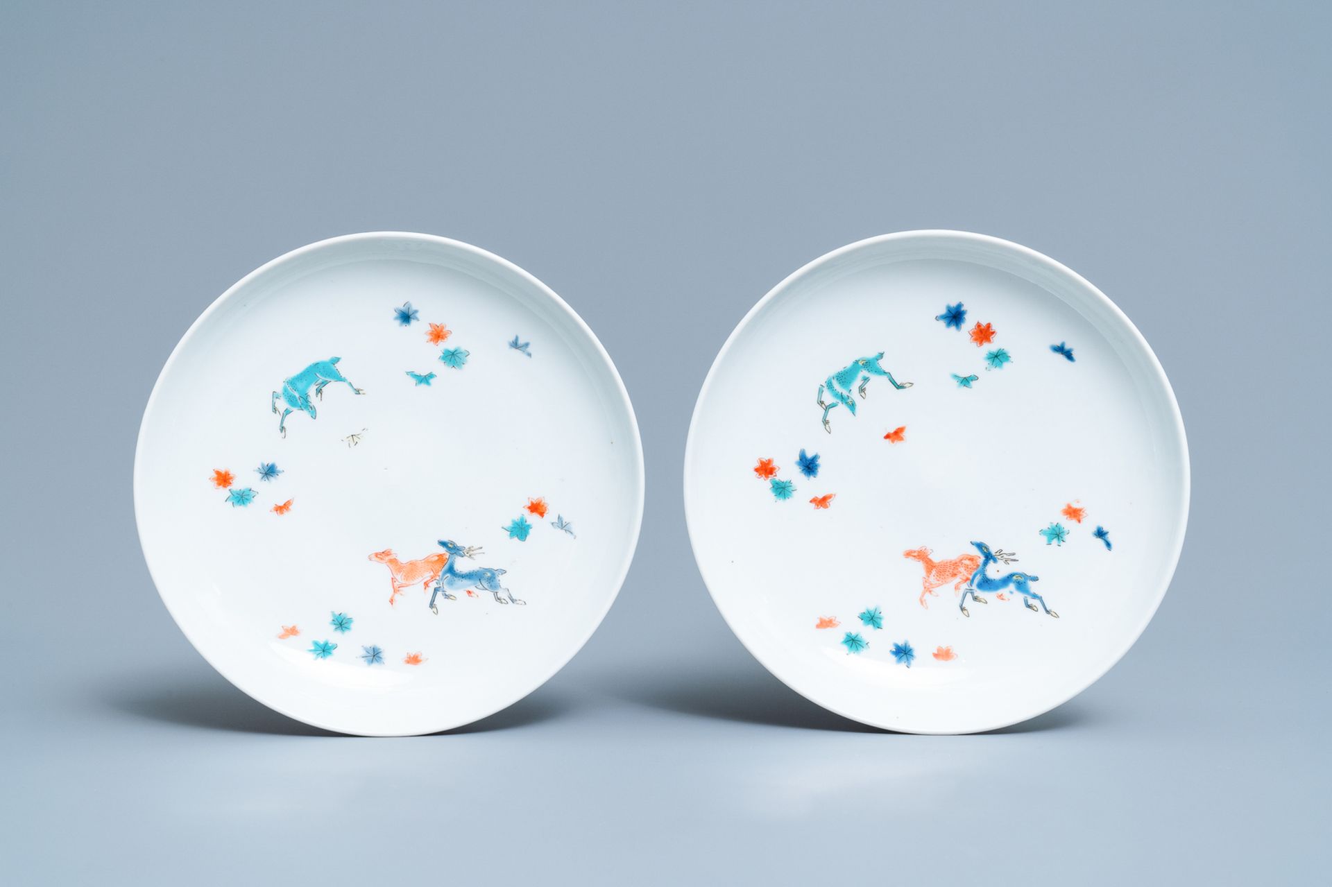 Four Japanese Kakiemon 'deer' plates, Edo, 17/18th C. - Image 3 of 5