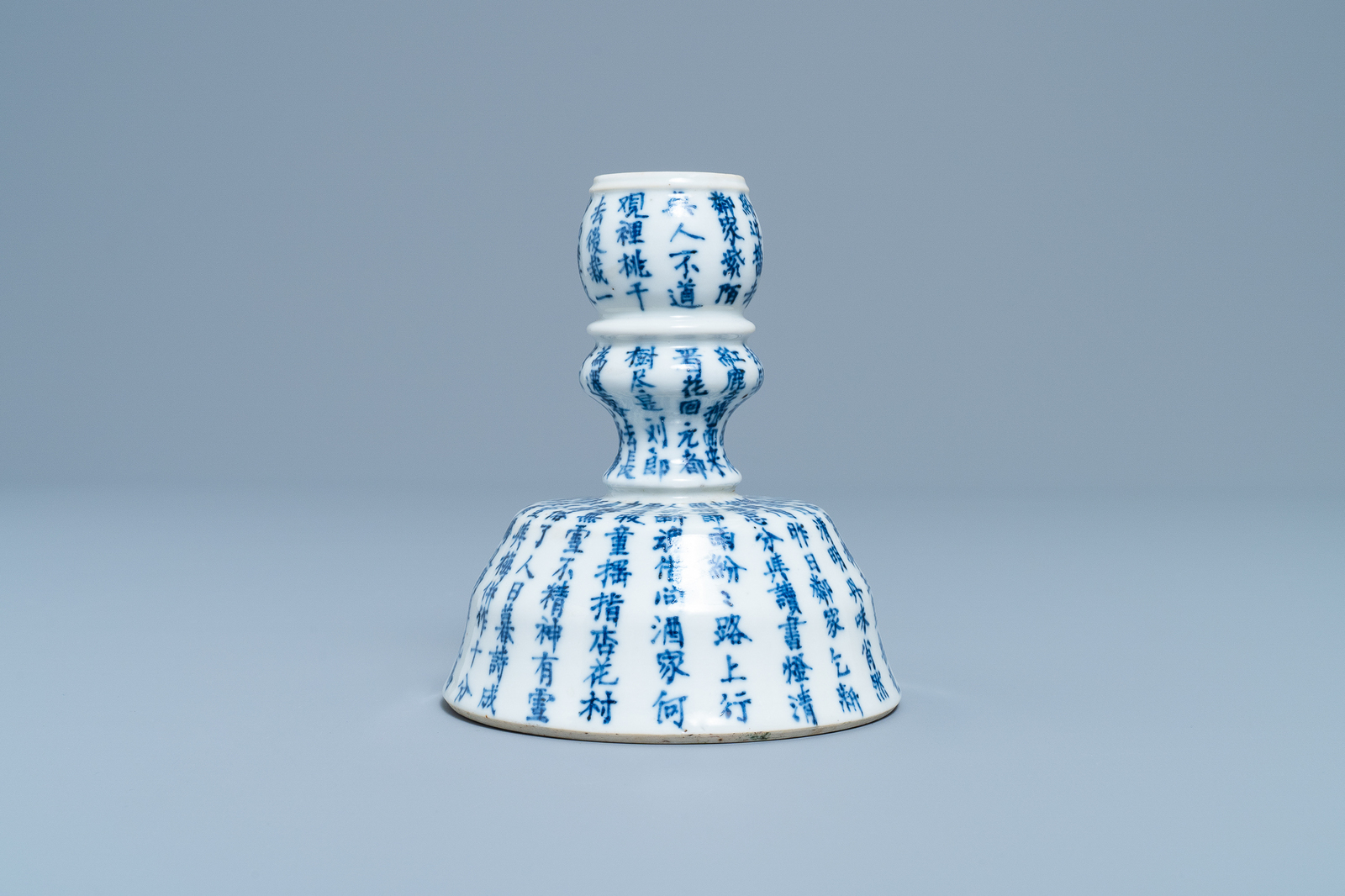 A Chinese blue and white Vietnamese market 'Bleu de Hue' candlestick, 19th C. - Image 4 of 7