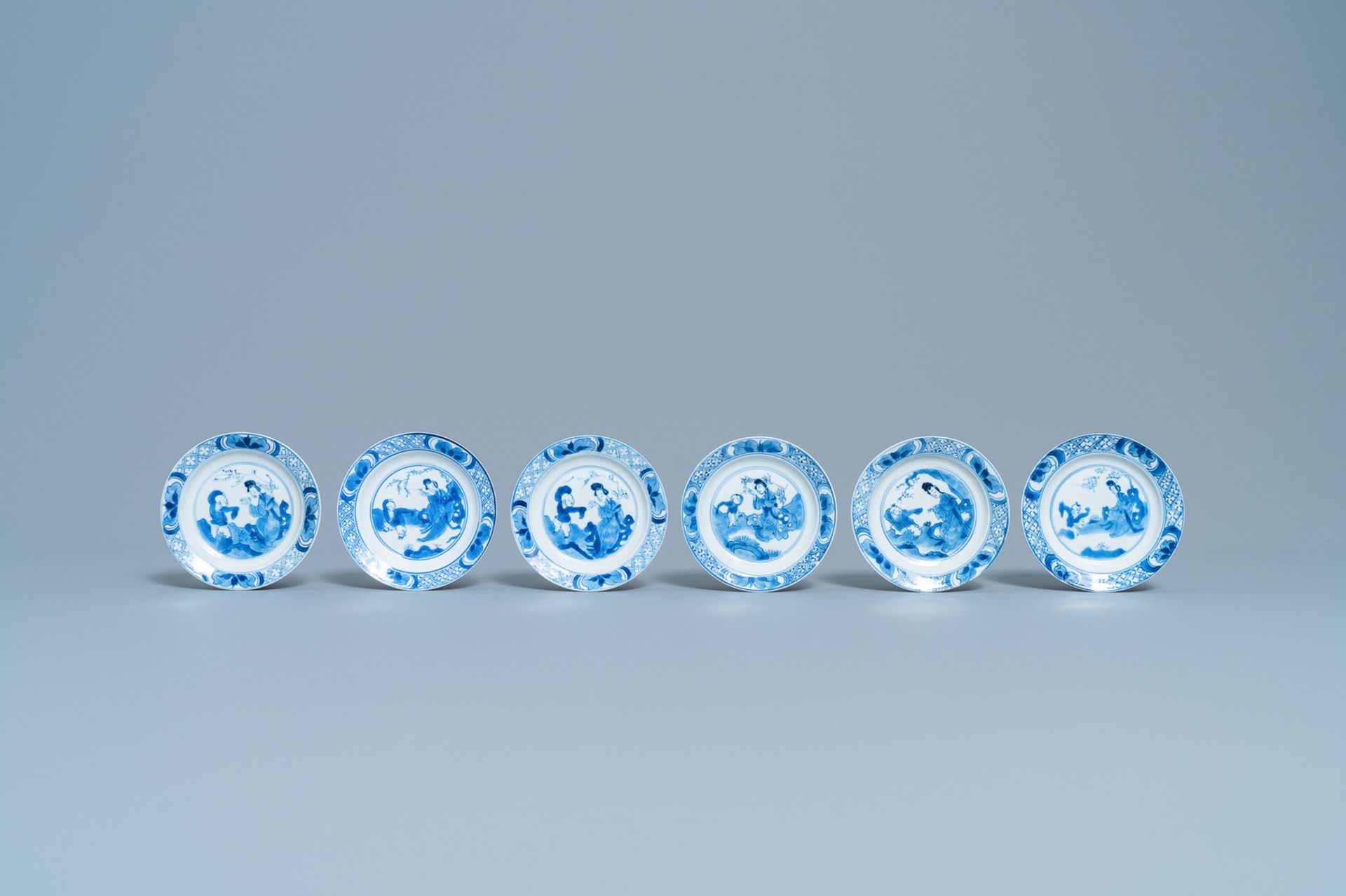 Six small Chinese blue and white 'Long Eliza and boys' plates, Kangxi - Bild 2 aus 9