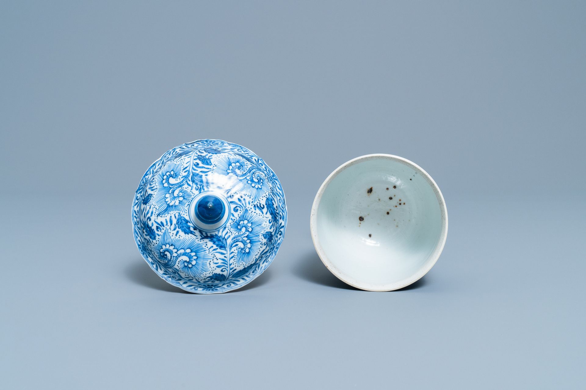 A Chinese blue and white beaker and cover with floral design, Kangxi - Image 5 of 6