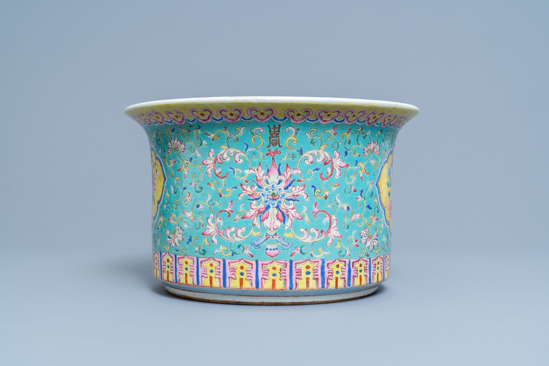 A Chinese turquoise-ground famille rose jardiniere, 19th C. - Bild 4 aus 6