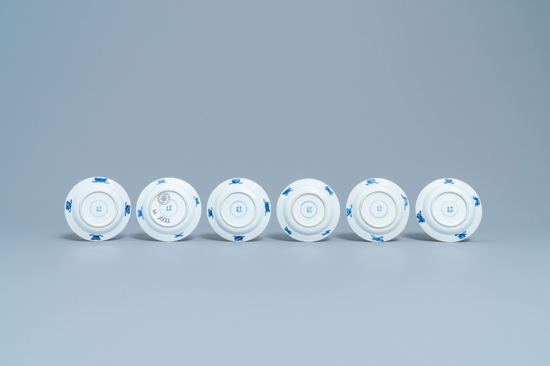 Six small Chinese blue and white 'Long Eliza and boys' plates, Kangxi - Bild 3 aus 9
