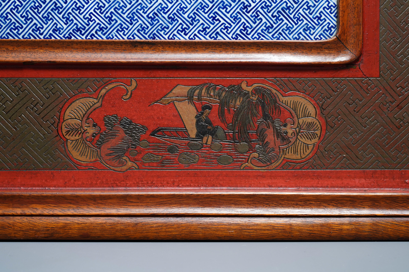 A large Chinese famille rose plaque in a lacquered wooden frame, 19th C. - Image 5 of 5