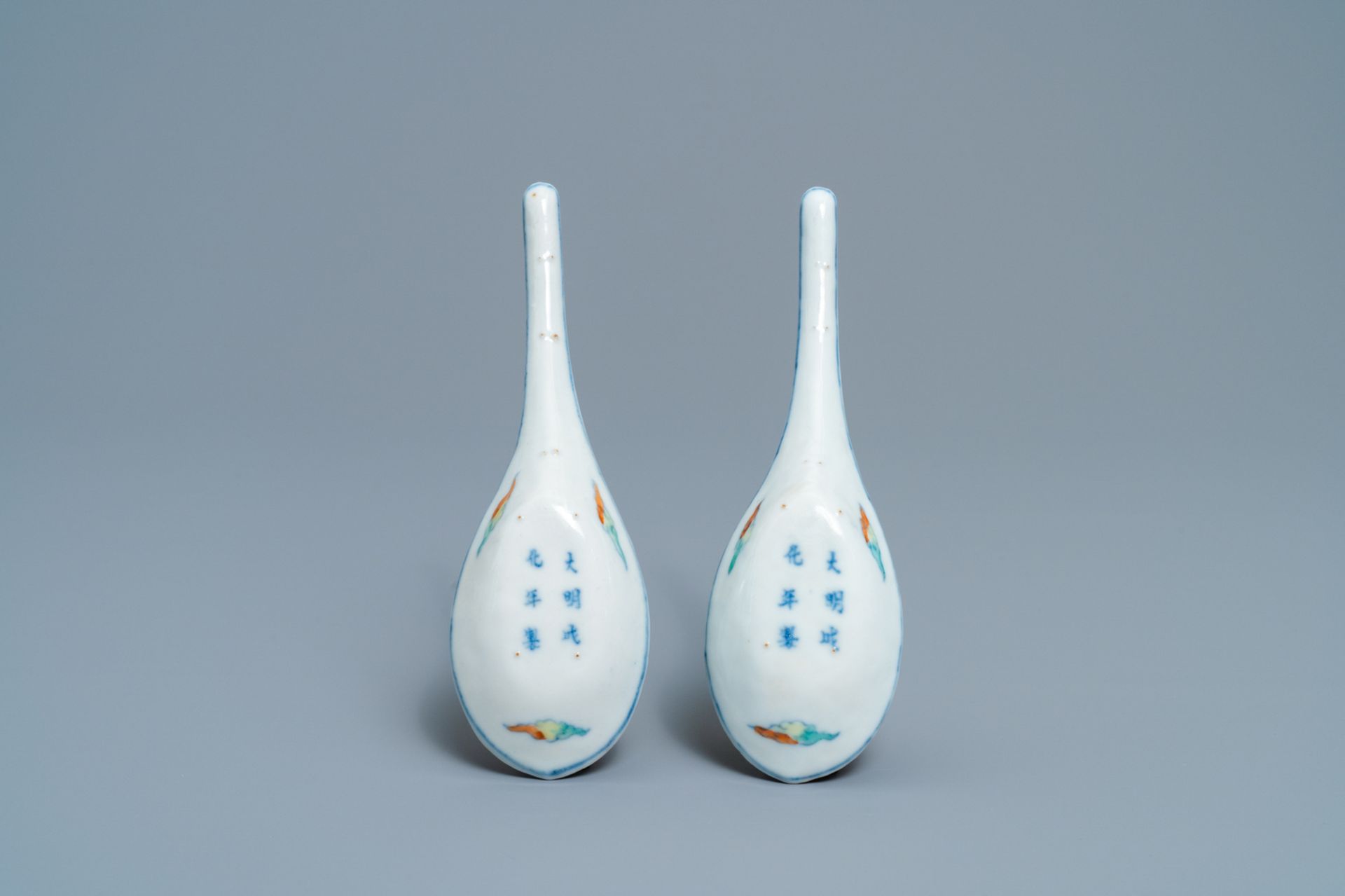 A pair of Chinese doucai 'dragon and phoenix' spoons, Chenghua mark, 19th C. - Image 2 of 6