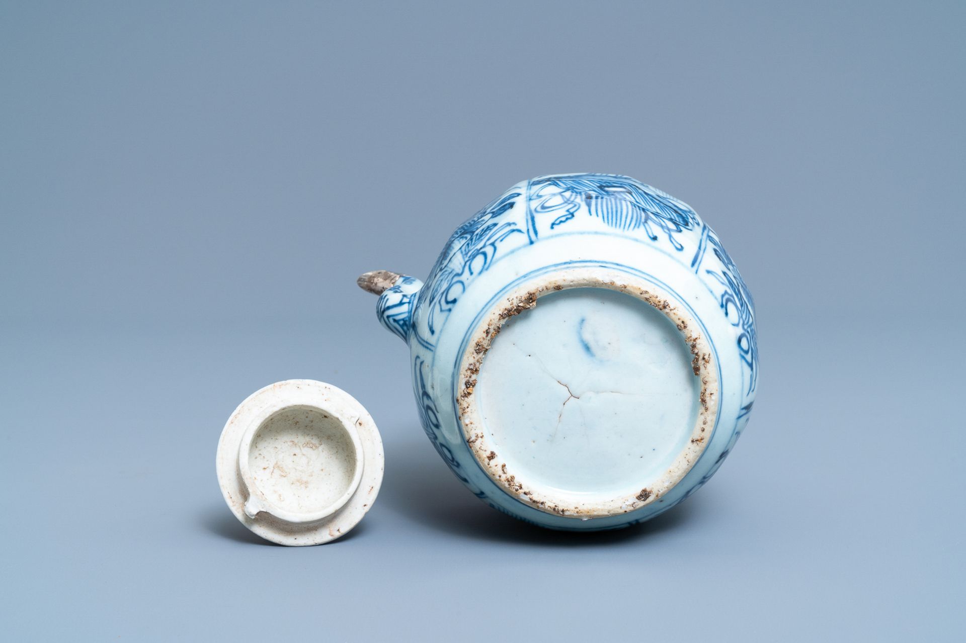 A Chinese blue and white wine ewer and cover, Wanli - Image 7 of 7