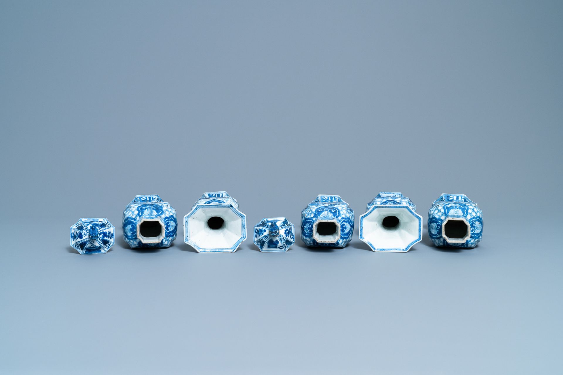 A Chinese blue and white five-piece garniture with boys and ladies, Kangxi - Bild 5 aus 6