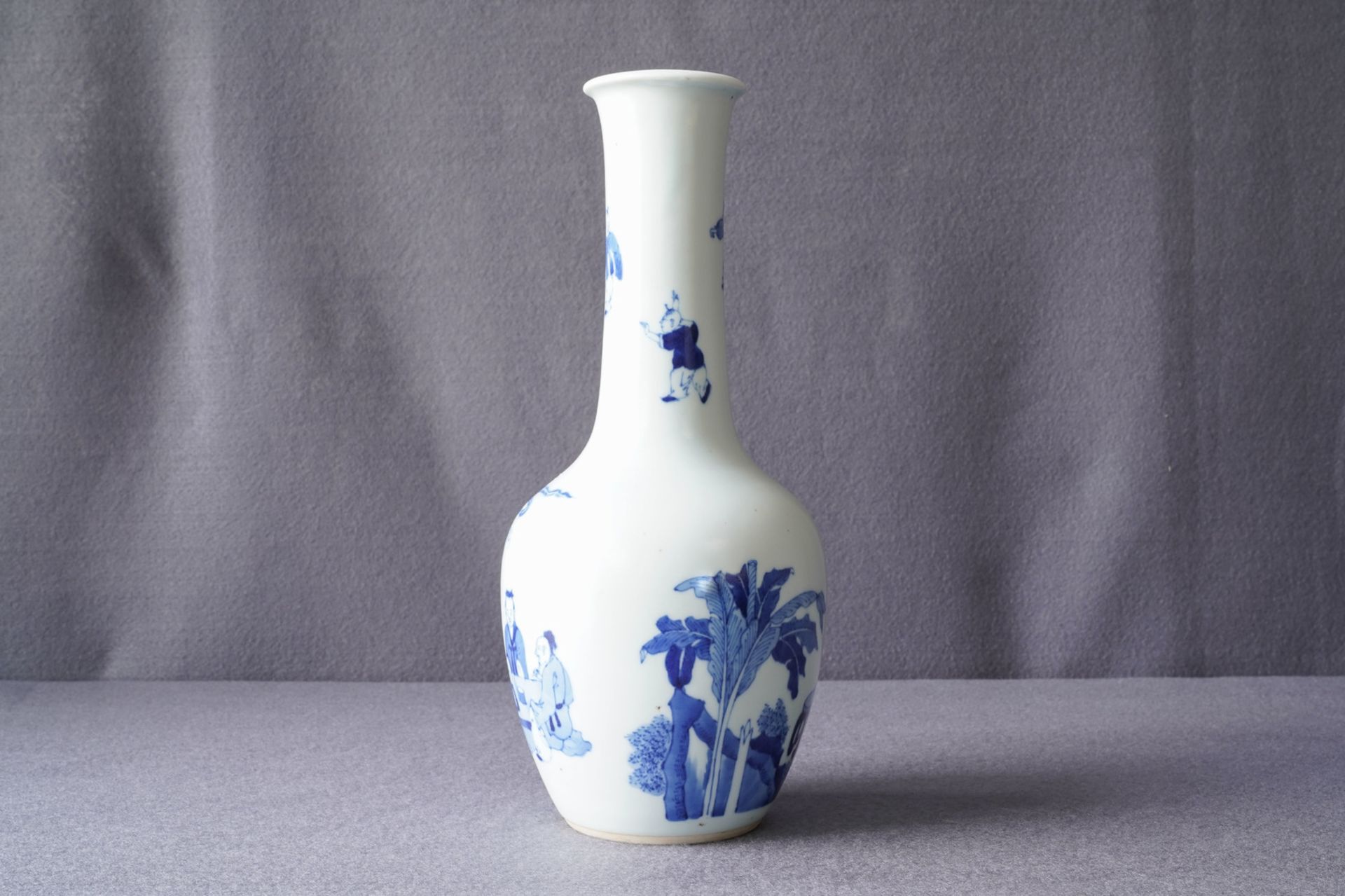 A Chinese blue and white bottle vase with go-players, 19/20th C. - Image 10 of 12