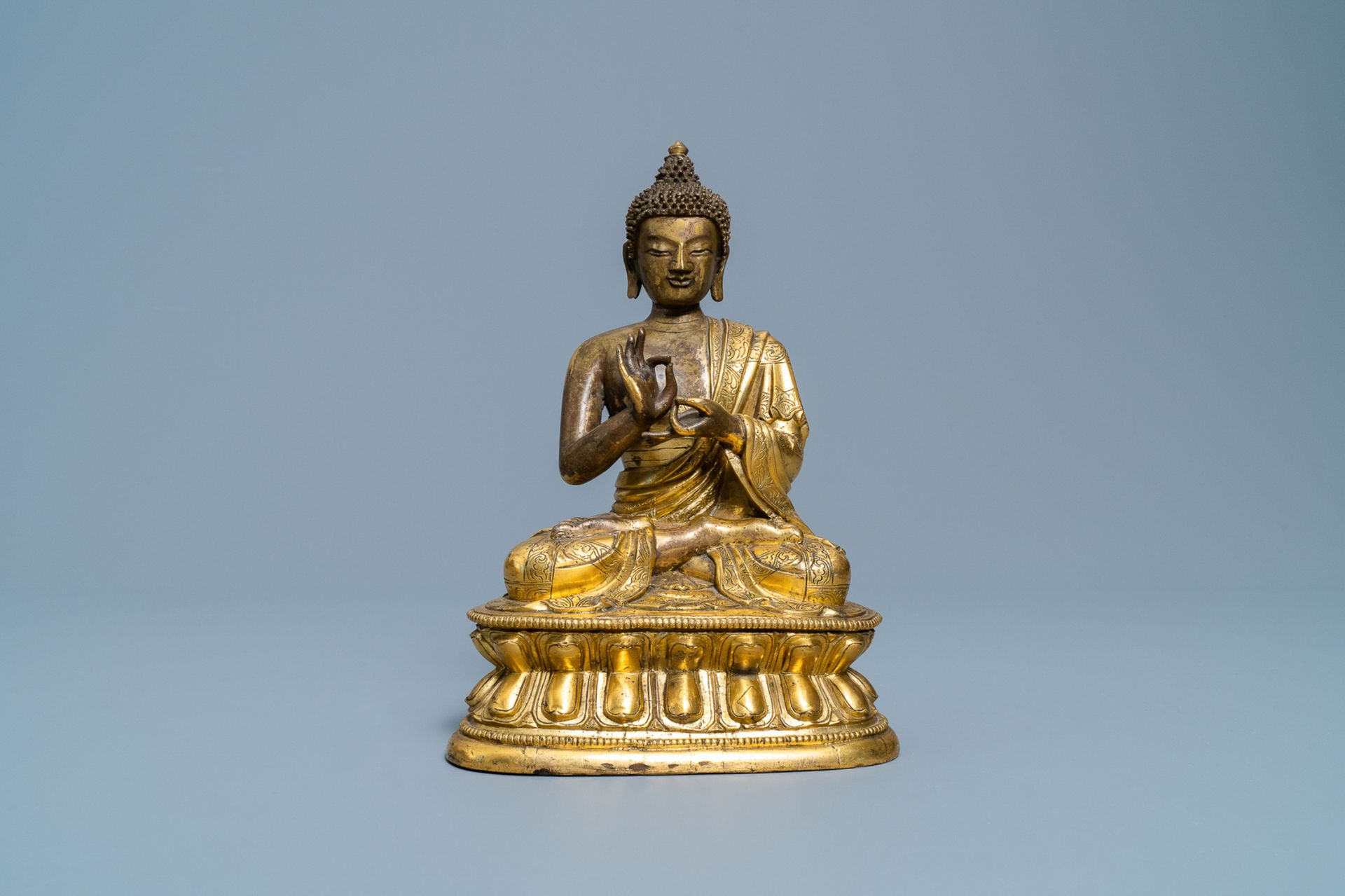 A Chinese gilt bronze figure of Buddha, 17th C. - Image 2 of 7