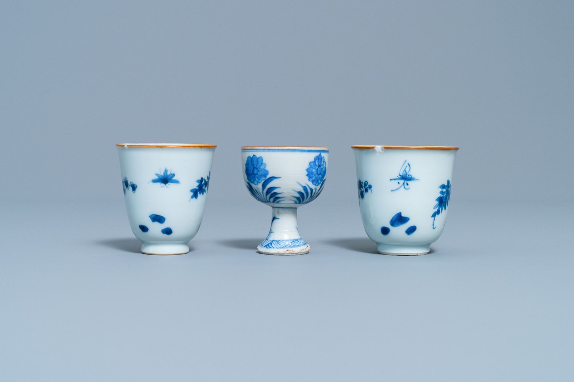 Two Chinese blue and white wine cups and a stem cup, Transitional period - Image 4 of 7