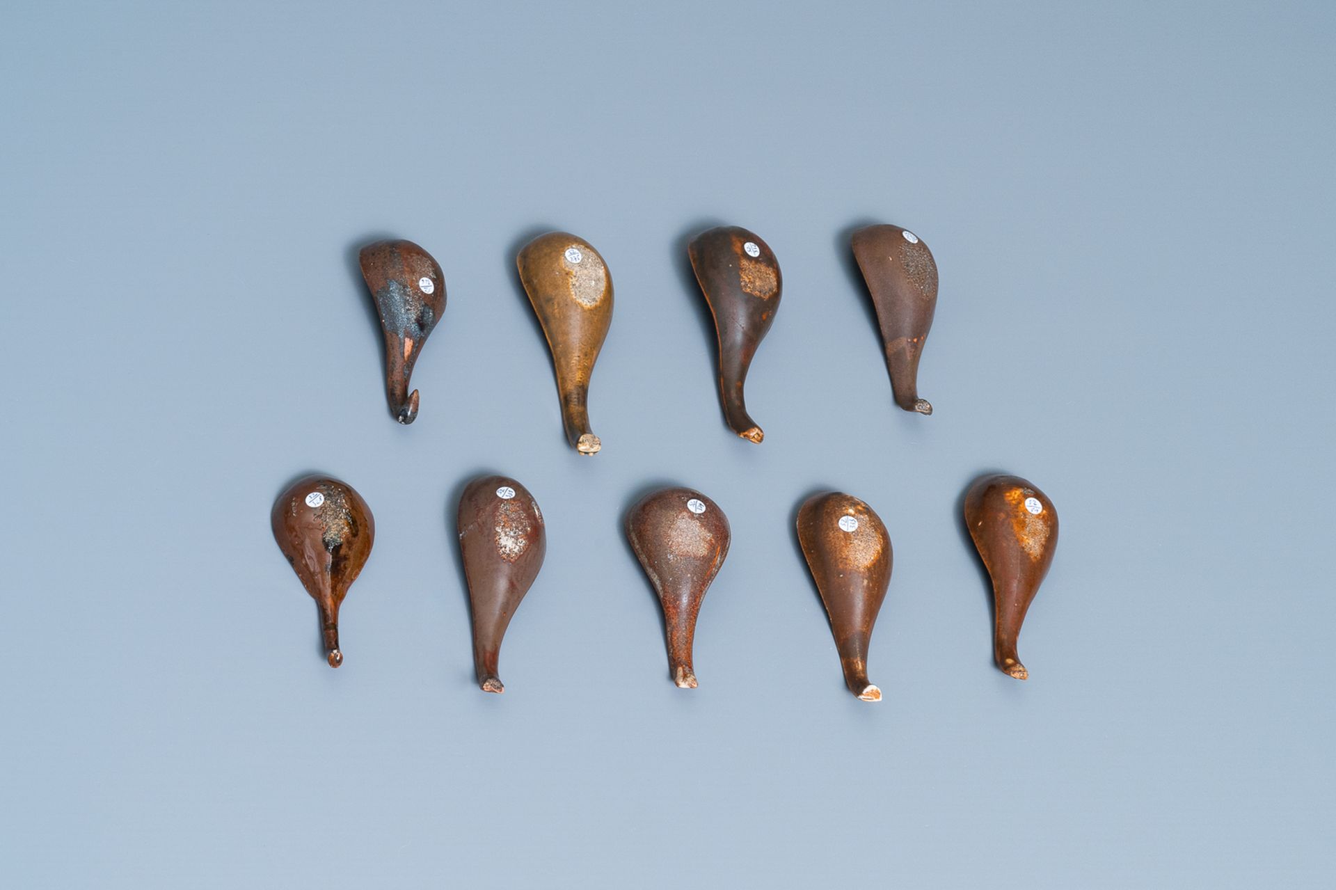 22 Chinese brown- and white-glazed spoons, 17/18th C. - Image 5 of 9