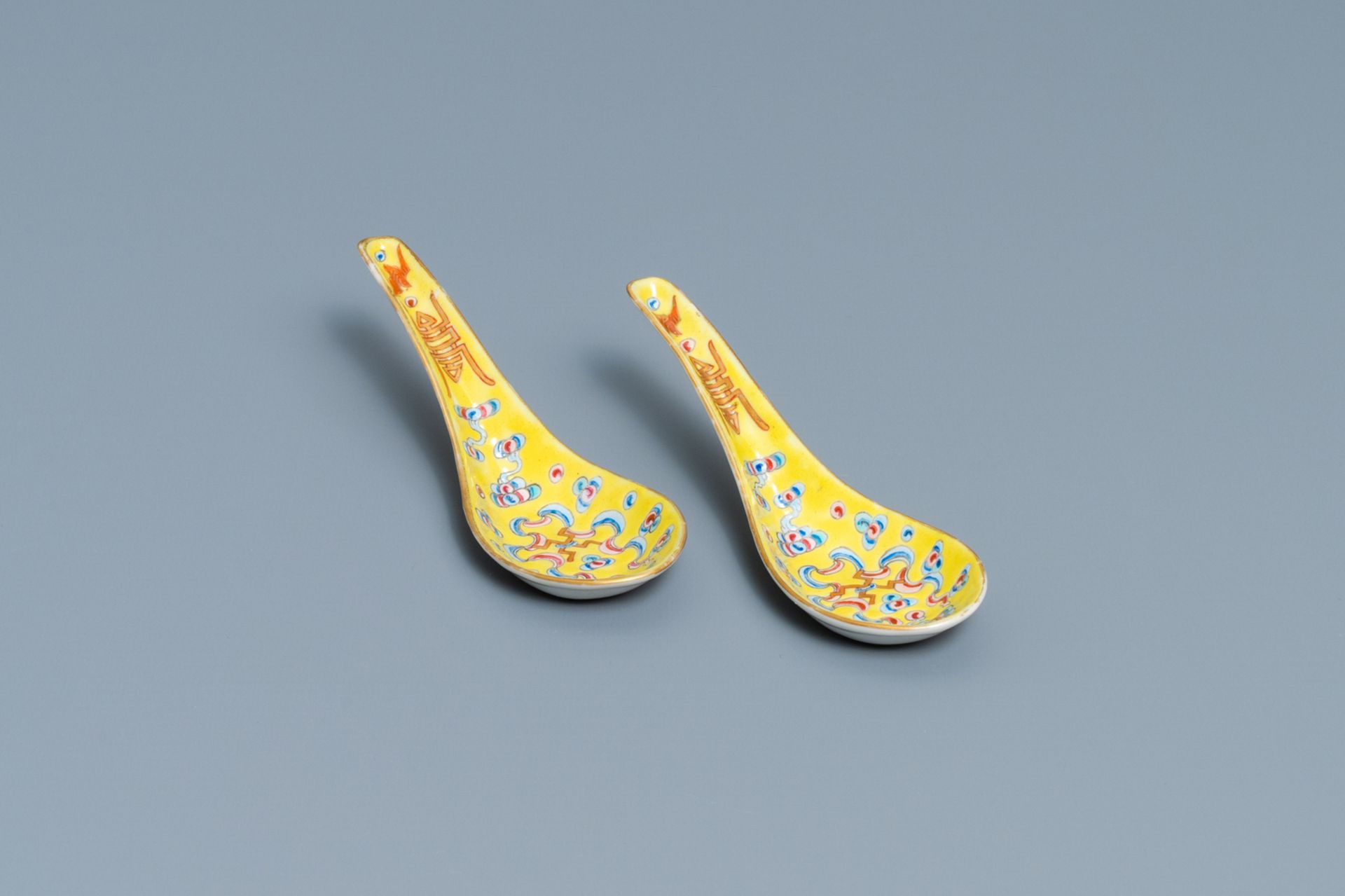 A pair of Chinese famille rose yellow-ground spoons, Guangxu mark and of the period - Bild 5 aus 6