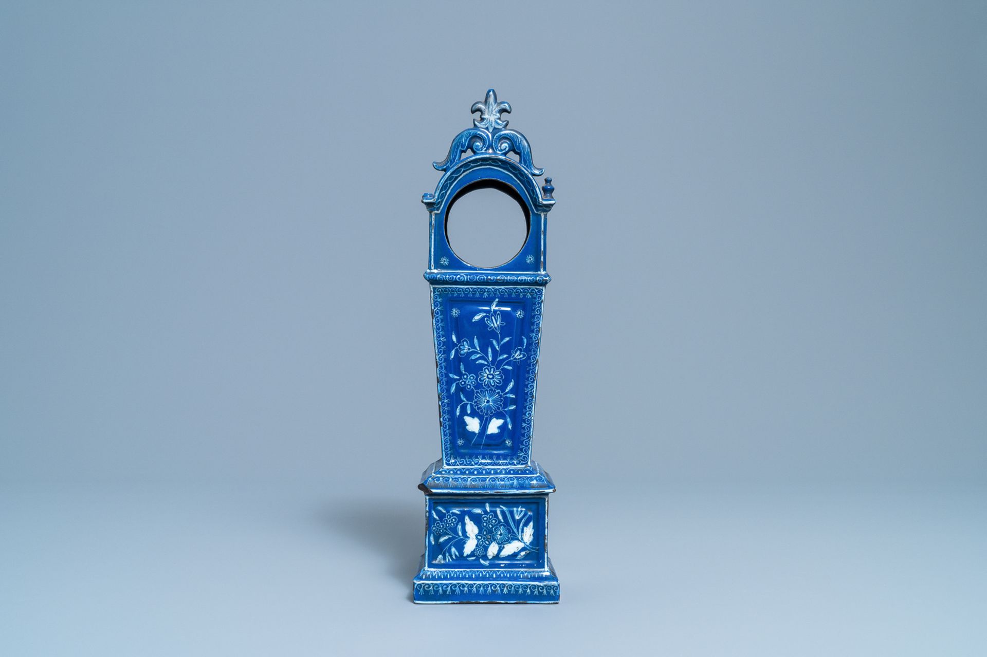A tall pocket watch holder in blue-ground Saint-Omer faience, France, 18th C. - Bild 2 aus 7