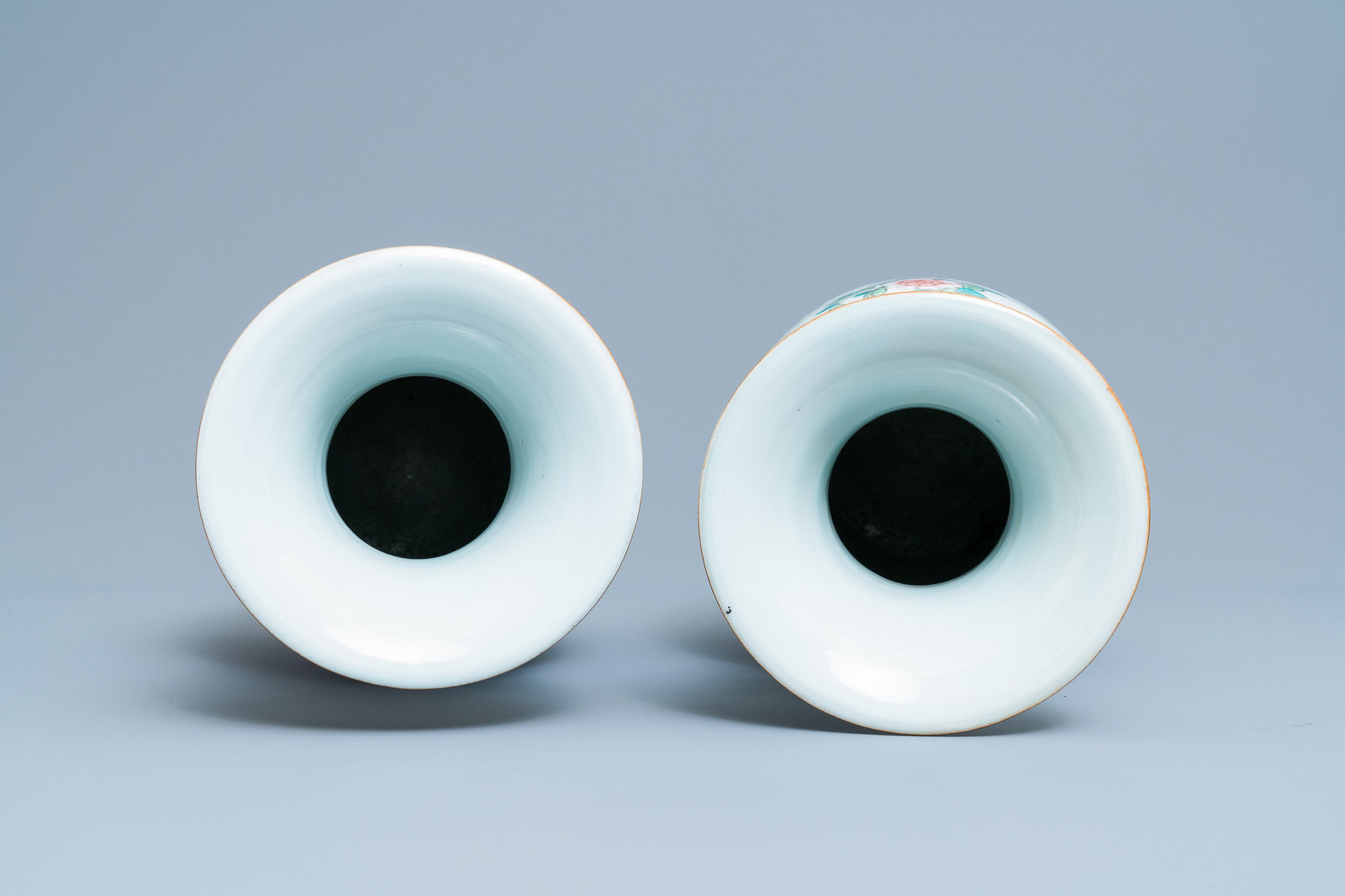 A pair of Chinese famille rose two-sided design vases, 19/20th C. - Image 5 of 6